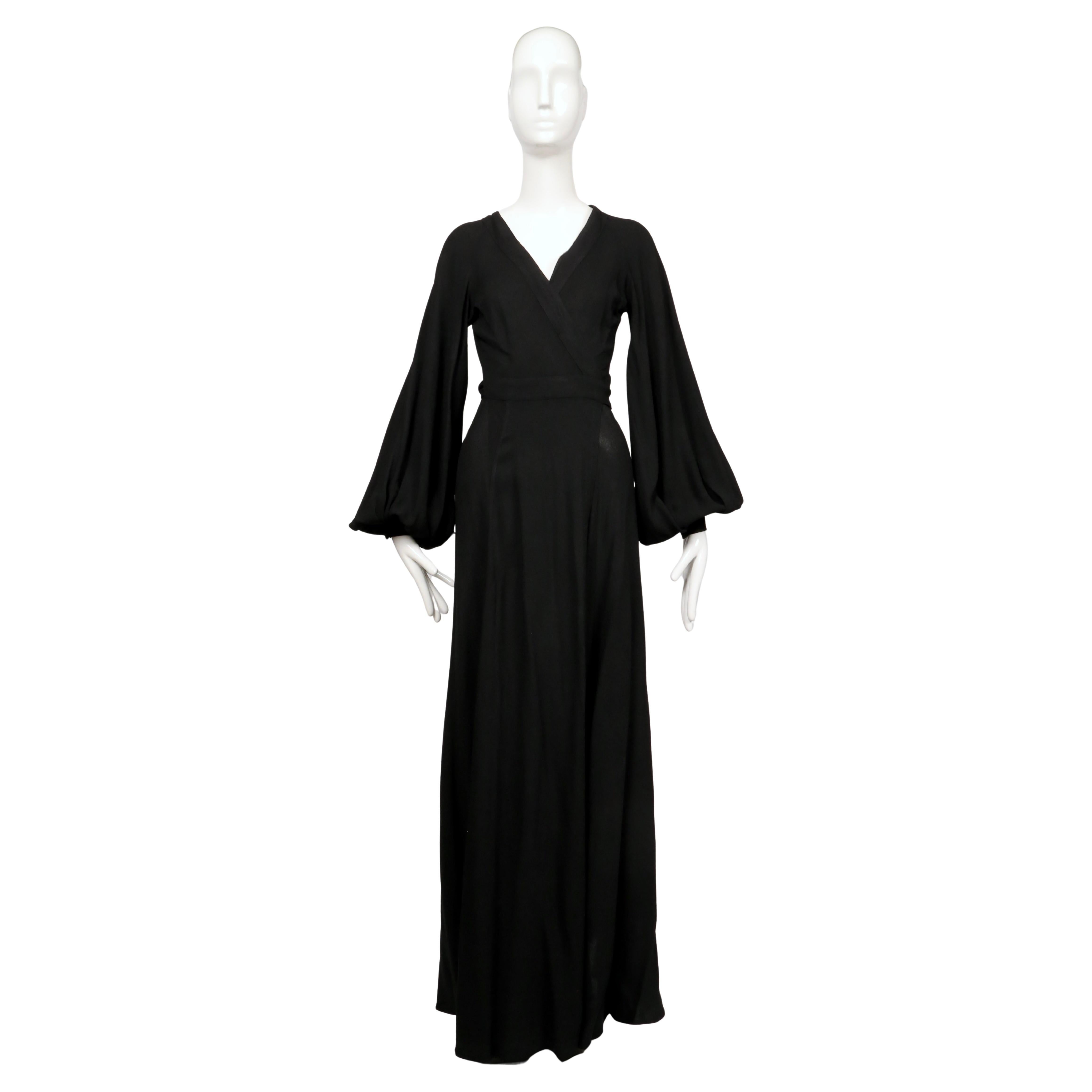1972 OSSIE CLARK Quorum schwarzer Mooskrepp "CUDDLY" Wickelkleid im Angebot