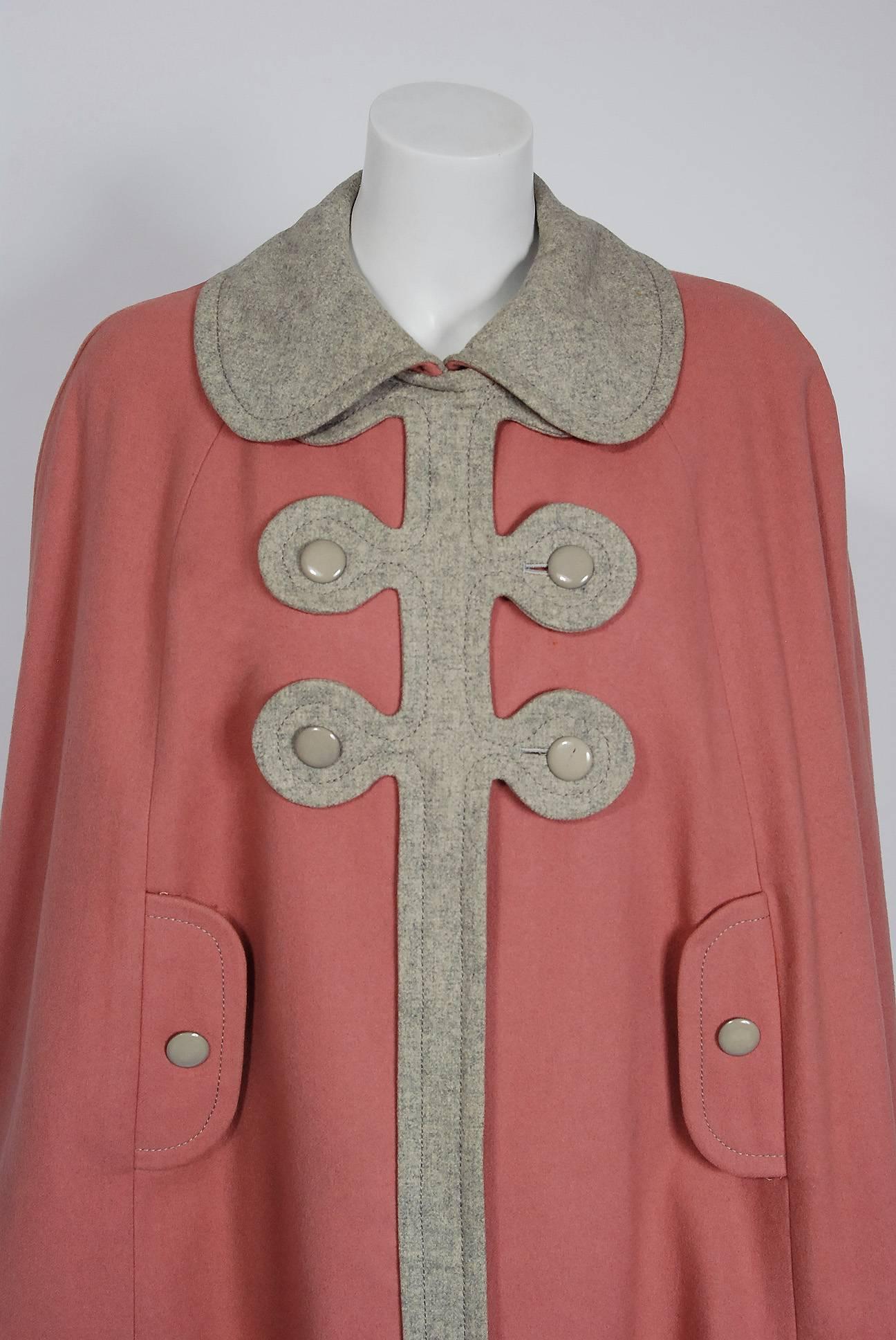 1972 Pierre Cardin Paris Mauve-Pink & Gray Block Color Wool Space Age Mod Cape  In Good Condition In Beverly Hills, CA