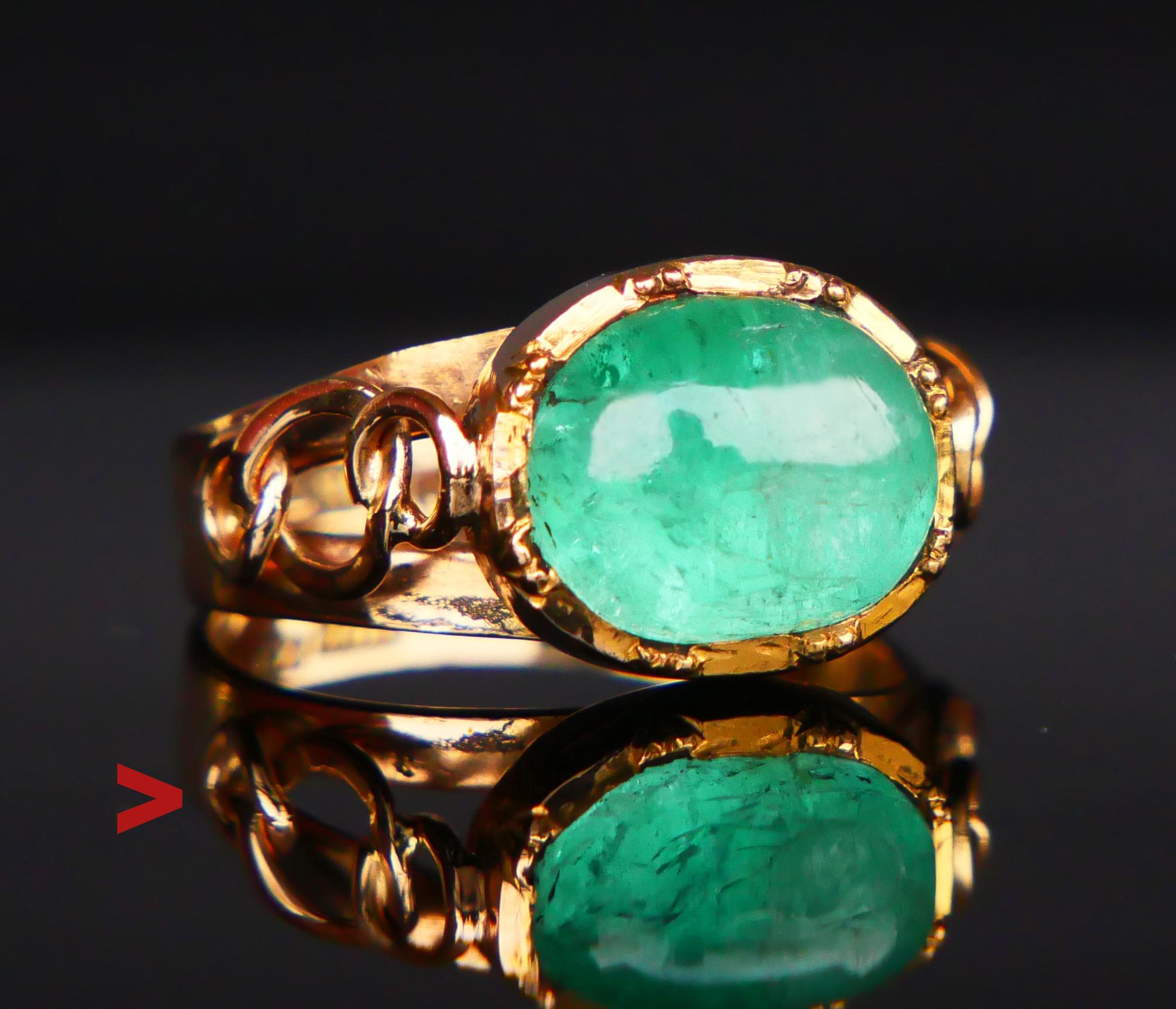 Vintage Swedish 18K Ring with vivid Green natural Emerald cut cabochon 11 mm x 9 mm x 6 mm deep / about 5 ct.

Plain-diveded band in solid 18 ct Orange Gold with three chained rings on each of the shoulders. Unisex type, only size matters.

Set of