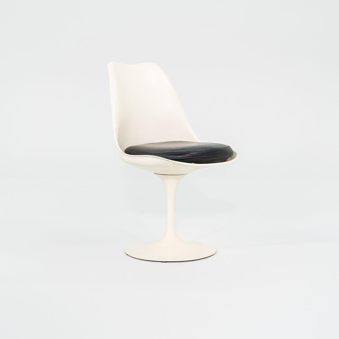 Il s'agit d'un ensemble de quatre chaises d'appoint Tulip Pedestal de Saarinen, modèle 150A, initialement conçues par Eero Saarinen pour Knoll en 1956. Ces exemples datent de 1972. Le prix indiqué comprend le jeu de quatre chaises. Ils conservent