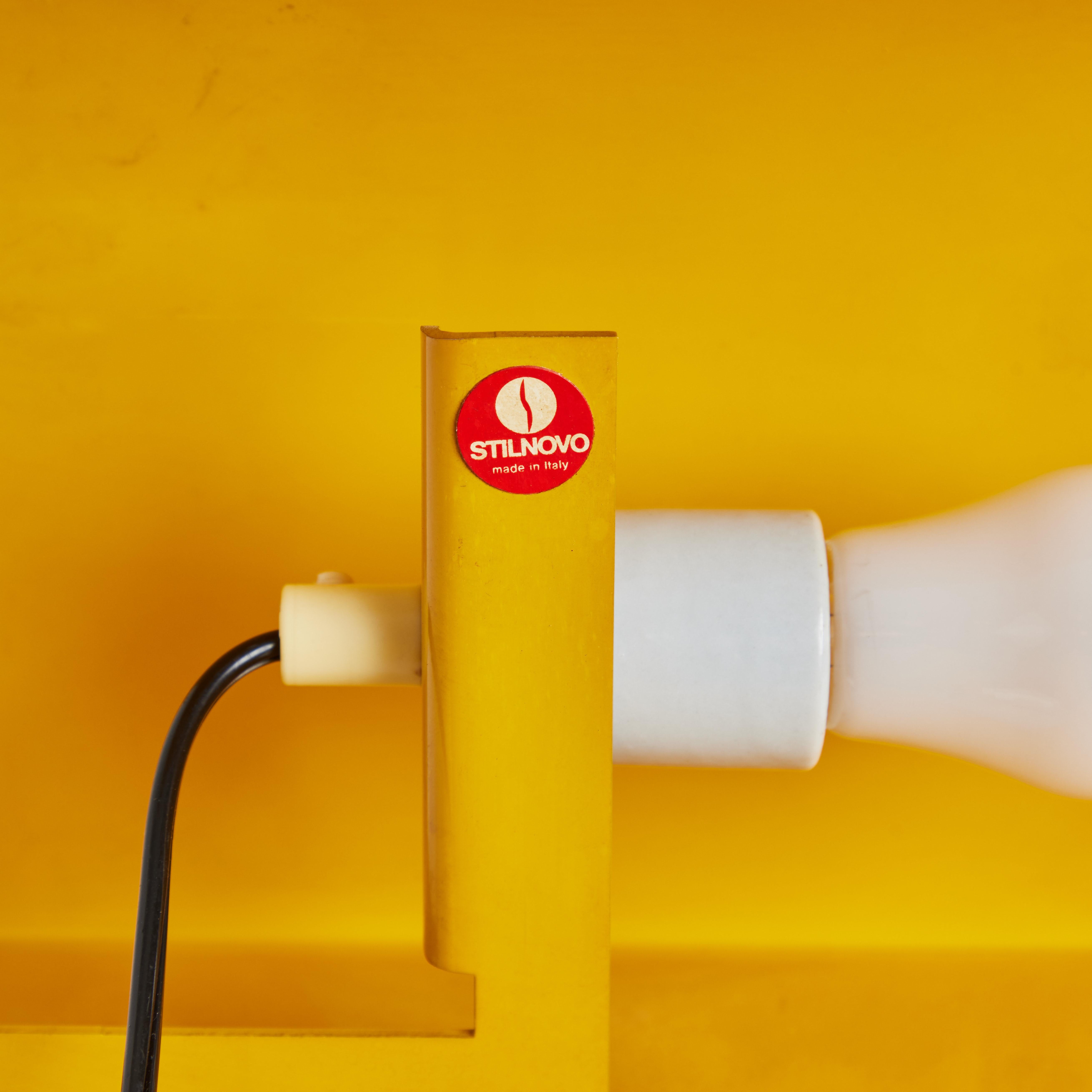 1972 Stilnovo 'Blitz' table lamp in yellow by Trabucco, Vecchi & Volpi. Executed in yellow lacquered steel, this ultra refined sculptural lamp was designed by the legendary team of Trabucchi & Vecchi & Volpi for Stilnovo, Italy. Retains original