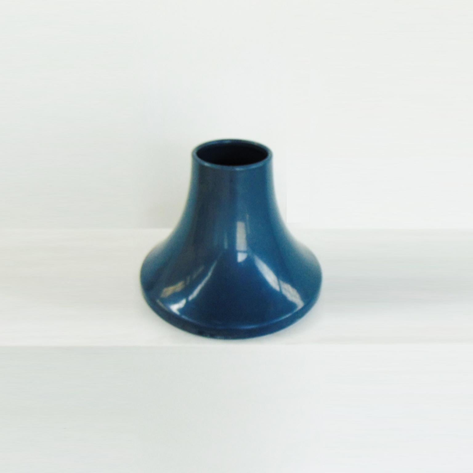 This colorful blueish umbrella stand belongs to the much vaster production of plastic furnishing items of Sormani.
Roberto Lera, an eclectic designer of the early Seventies from Turin, Italy, designed many compact items for Sormani. All pieces