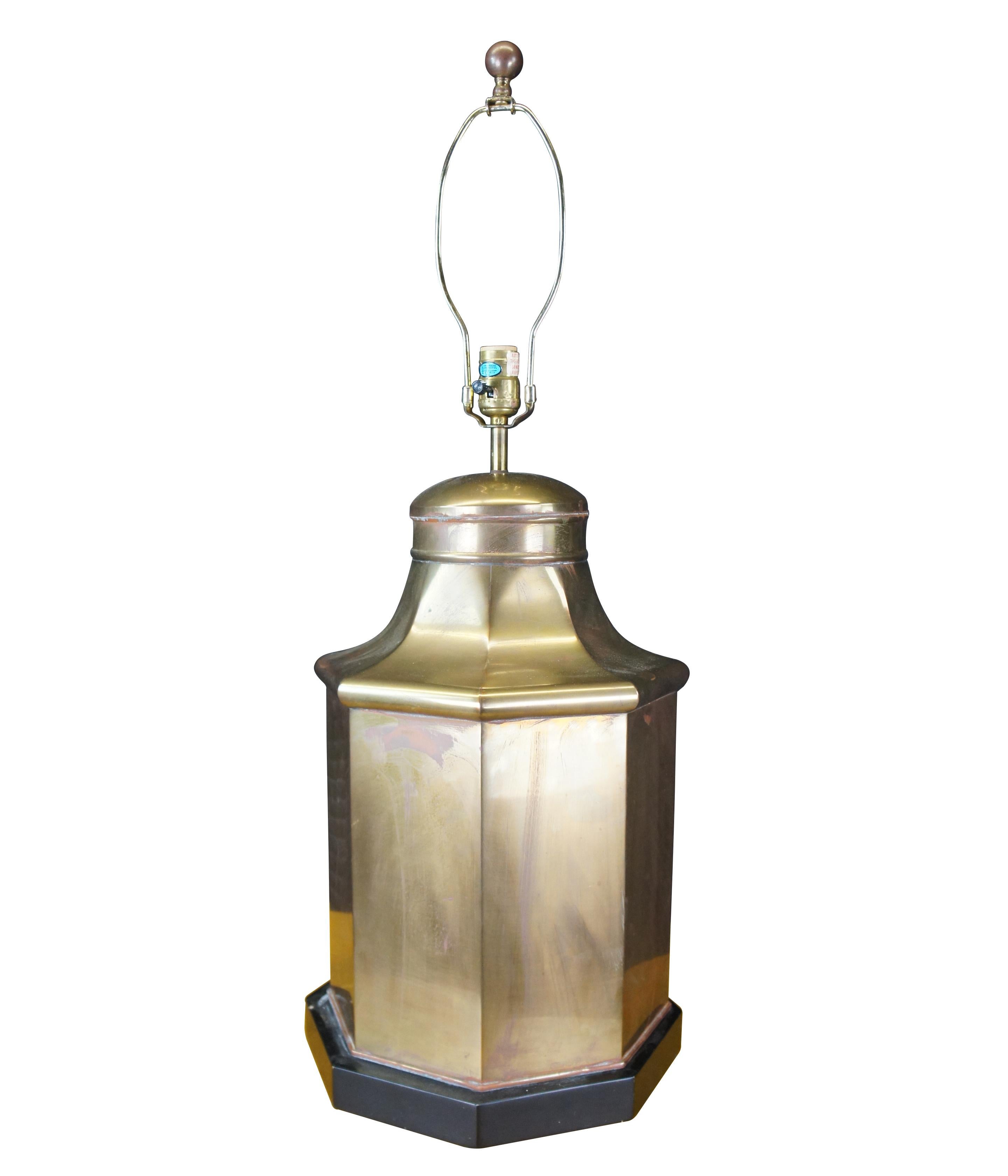 Vintage Chapman chinoiserie octagonal brass tea canister table lamp over wooden base, circa 1972.
