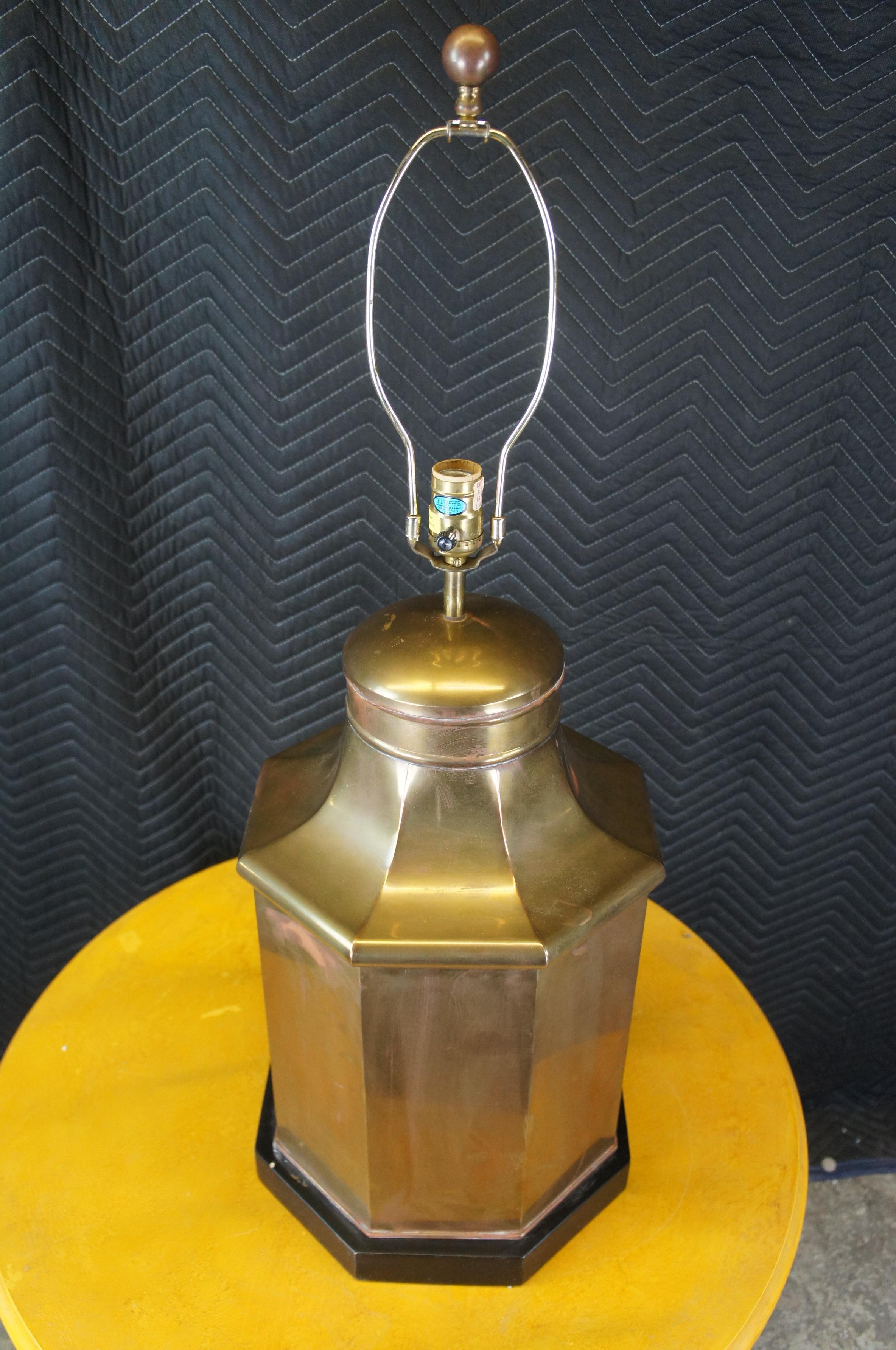 1972 Vintage Chapman Chinoiserie Brass Octagonal Canister Lamp Hollywood Regency For Sale 3
