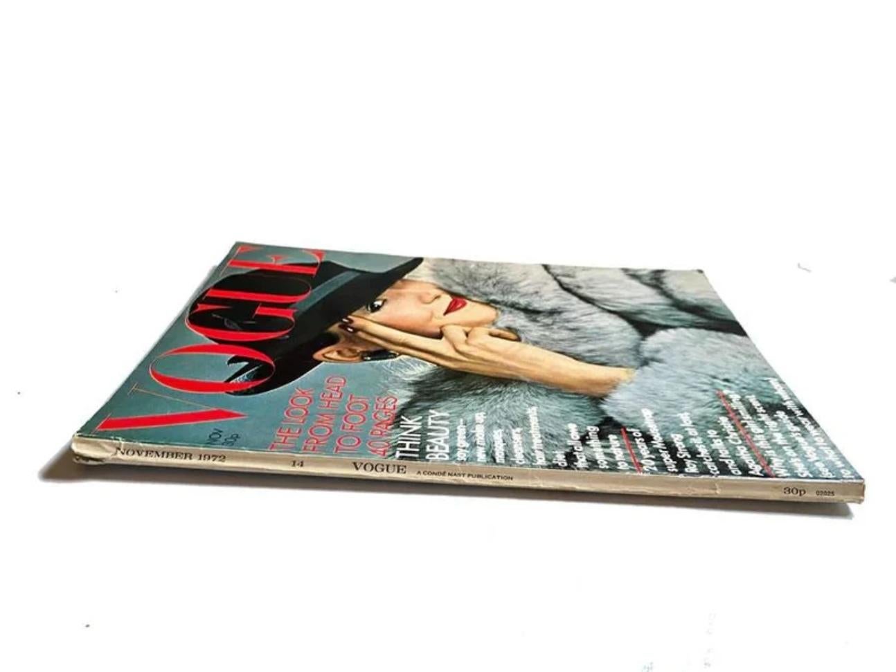 Vogue Magazine - novembre 1972, numéro 14. Nombre entier 2025. Volume 128. 180 pages, en couleur et en noir et blanc.
Couverture : Mode hivernale, la fourrure bleue de Missoni, photographie de Norman Parkinson
Caractéristiques : New York, Paris
