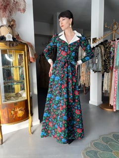 1972 Yves Saint Laurent Haute Couture Dokumentiertes, geblümtes Seidenkragen-Manschettenkleid mit Blumenmuster
