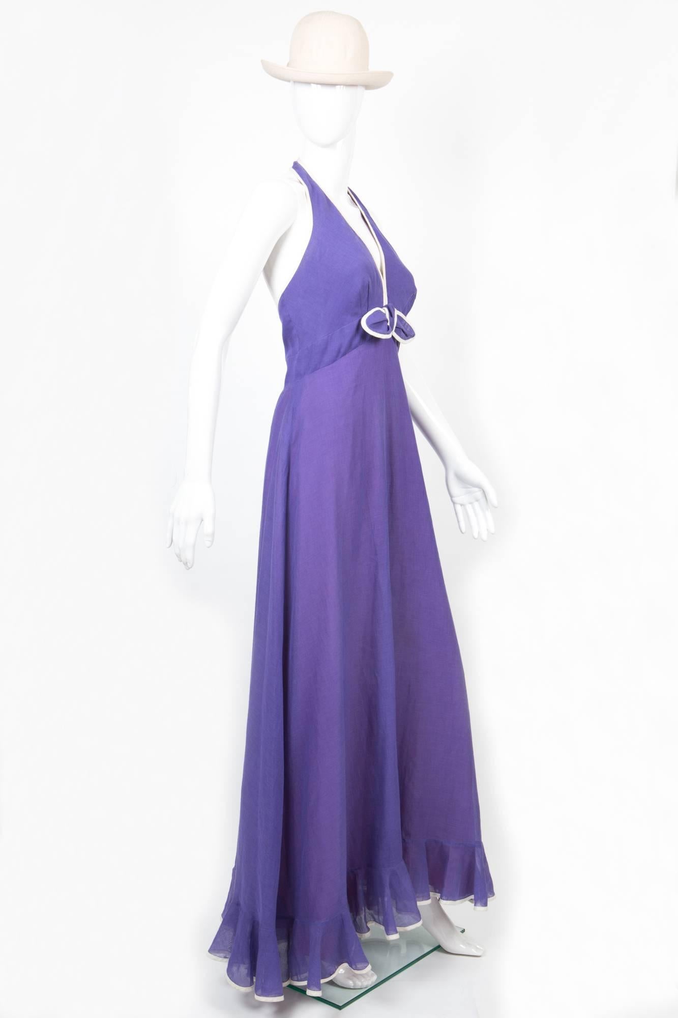 Fantastique robe violette en voile de coton fin des années 1972 de ELLIETTE LEWIS (Miss Elliette), avec un passepoil blanc, une fermeture éclair au centre du dos et un bouton central au dos. Portée par  Sandra Smith dans Columbo The Greenhouse