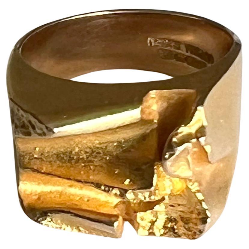 Ring aus 14-karätigem Gold, geschaffen von Bjorn Weckstrom, ca. 1973.  Der Ring hat die Fingergröße 7,5 und ist mit Lapponia-Punzen, Bjorn, U7 (1973), signiert.  Der Ring kann von einem Mann oder einer Frau getragen werden und ist eine coole moderne