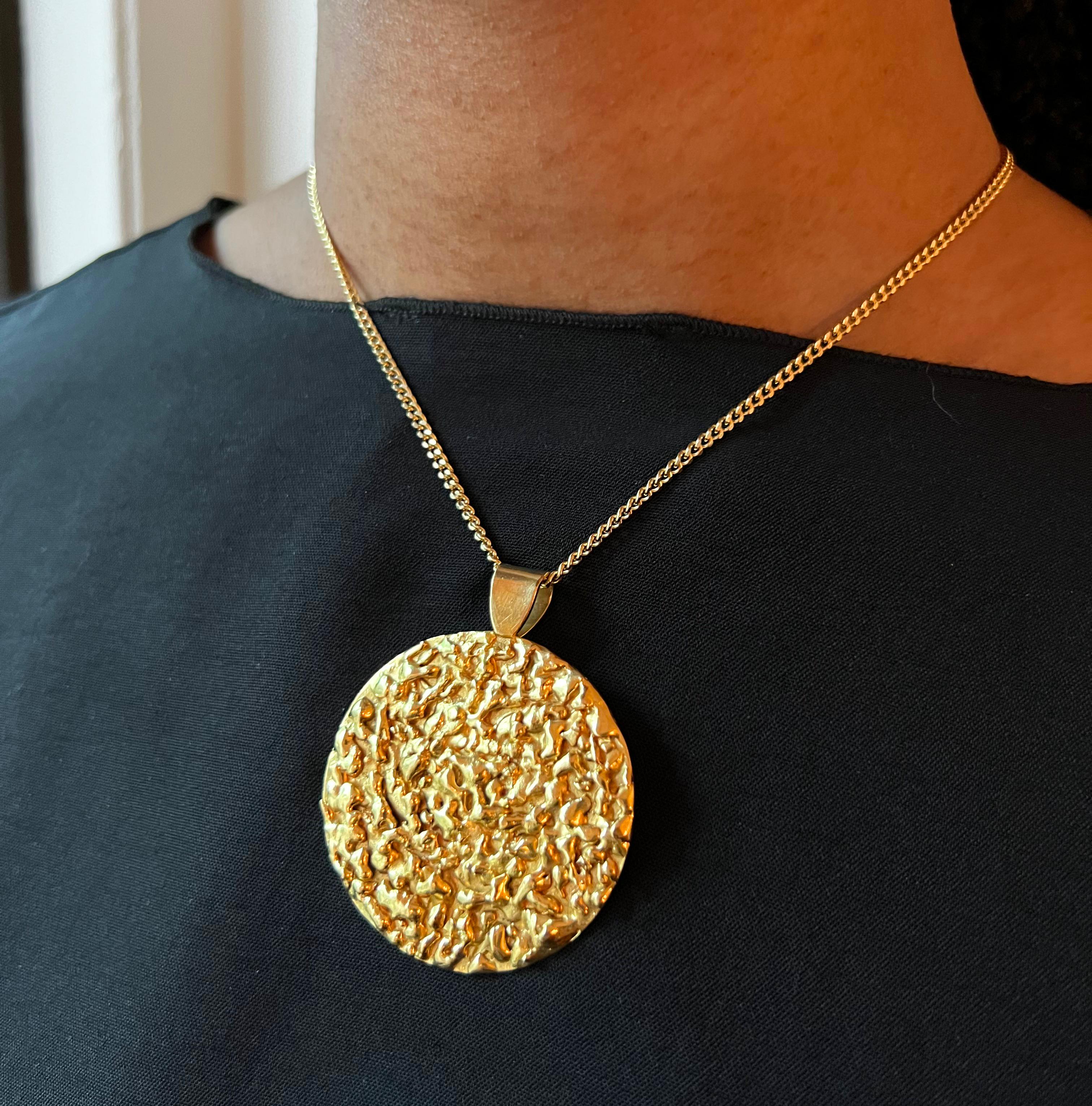 Abstraktes britisches modernistisches Design, 18 Karat texturiertes Gelbgold, Scheibenanhänger an einer abgeflachten Panzerkette, England, 1973, von einem einst bekannten Künstler. Die Scheibe ist mit der Herstellermarke 