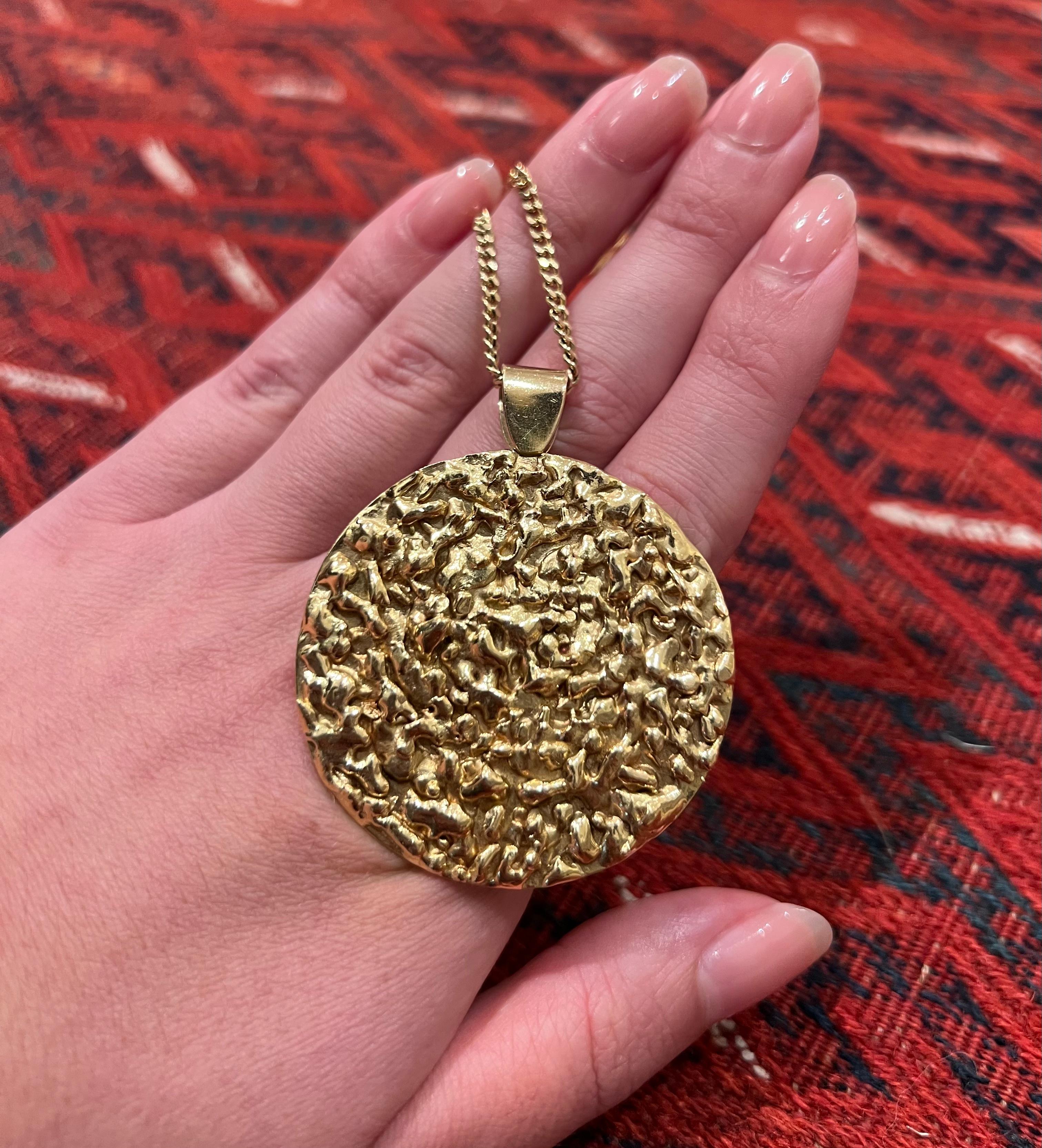 British Vintage 18 Karat Textured Gold Disc Anhänger  1973 (Moderne)