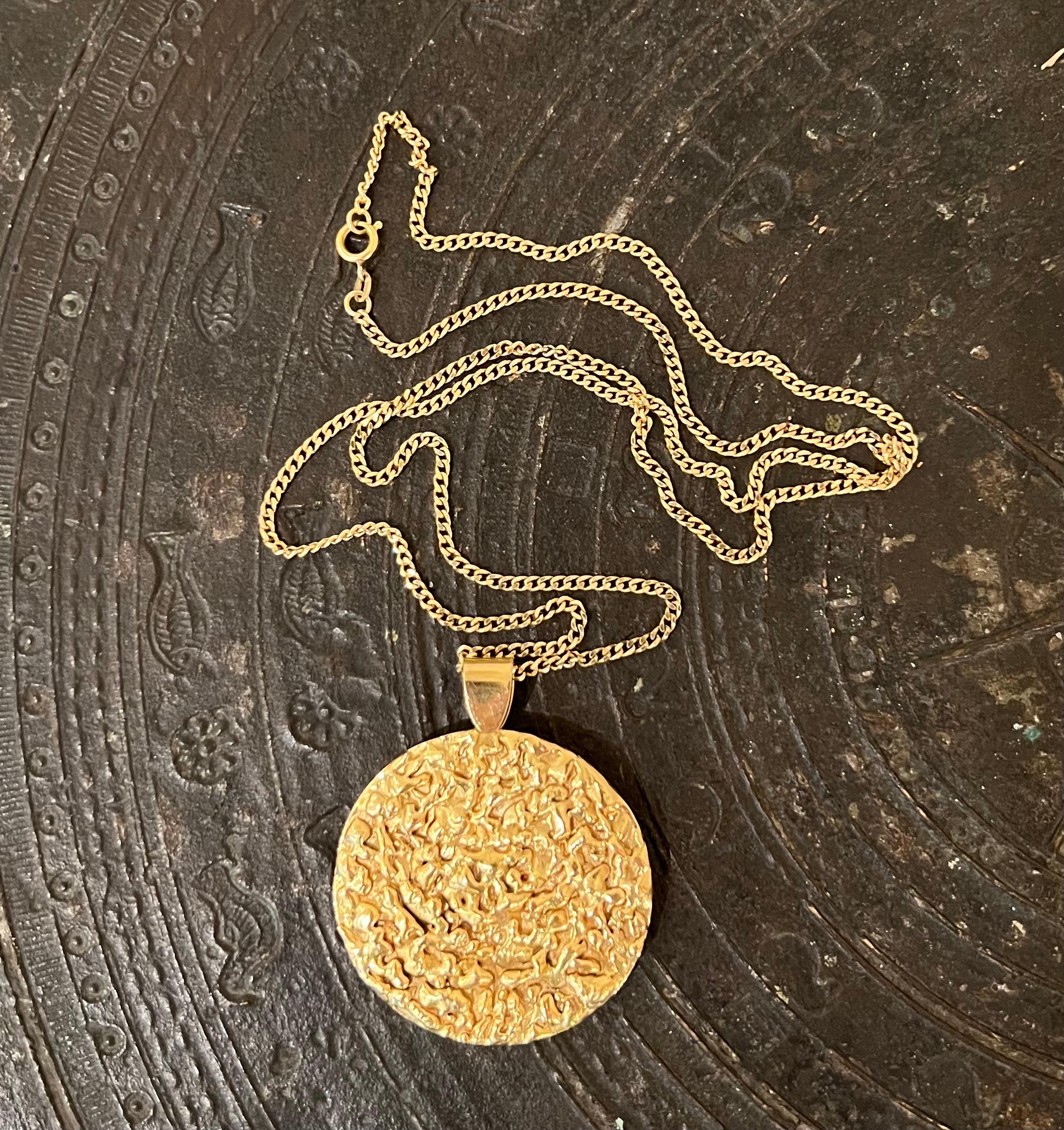 British Vintage 18 Karat Textured Gold Disc Anhänger  1973 im Zustand „Hervorragend“ in New York, NY