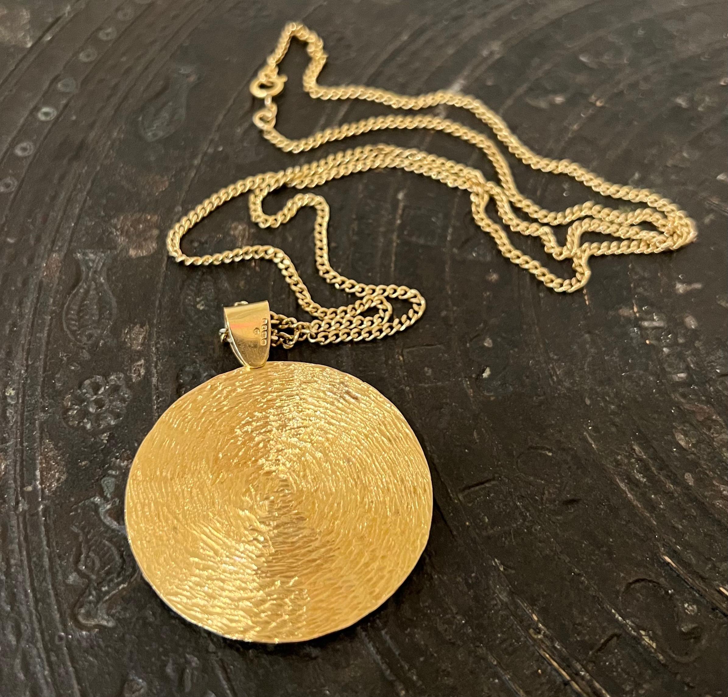 British Vintage 18 Karat Textured Gold Disc Anhänger  1973 für Damen oder Herren