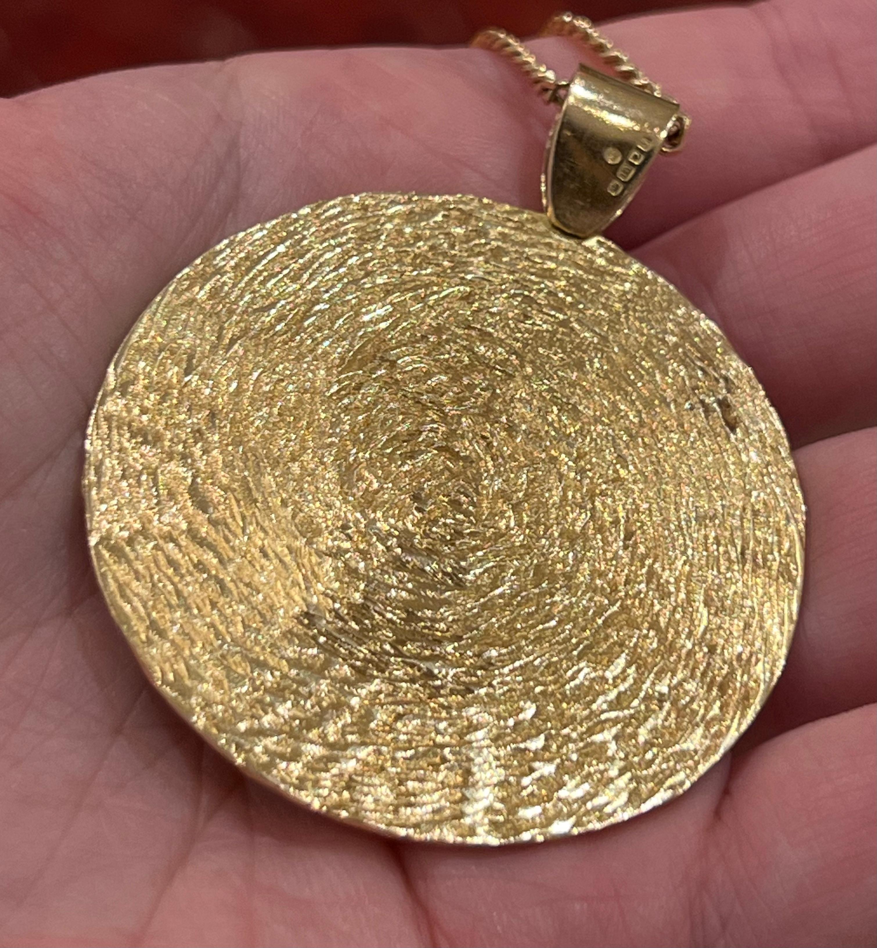 British Vintage 18 Karat Textured Gold Disc Anhänger  1973 1