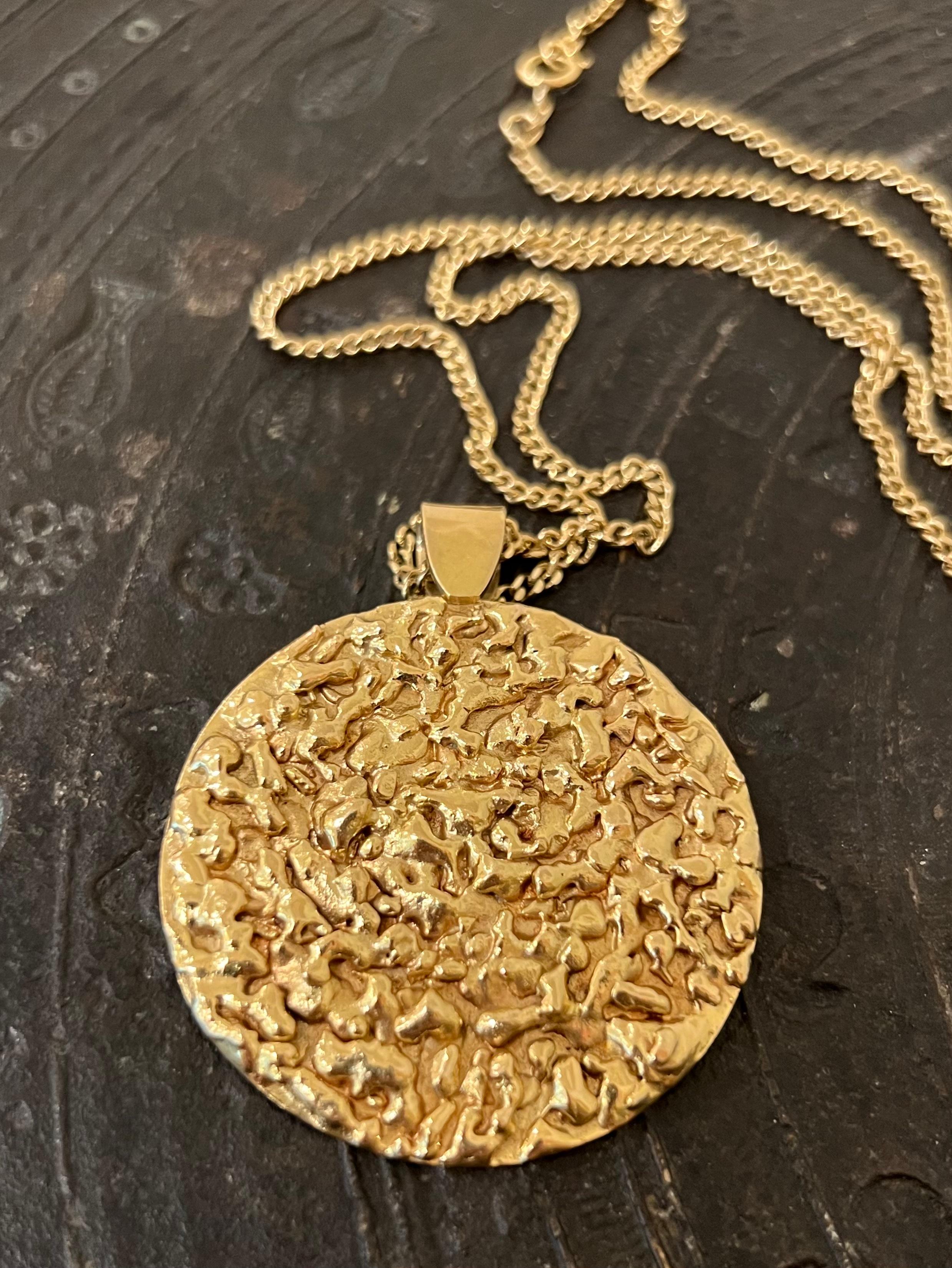 British Vintage 18 Karat Textured Gold Disc Anhänger  1973 2