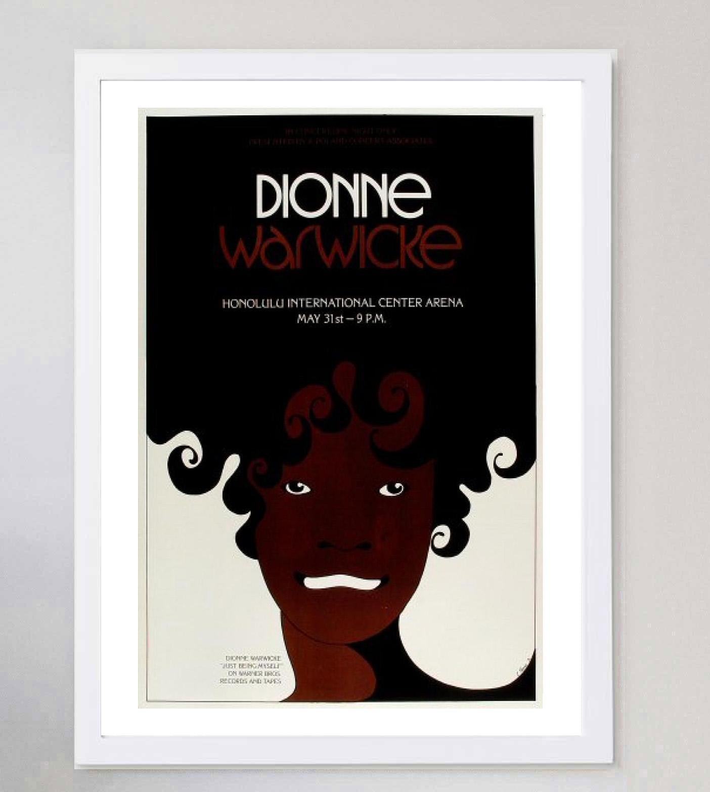 Dieses atemberaubende und seltene Plakat wurde von K. Pascoe für das Konzert der legendären Dionne Warwick in der Honolulu International Center Arena in Hawaii entworfen. Das Konzert fand am 31. Mai 1973 statt, und Warwick wurde in den 1960er und