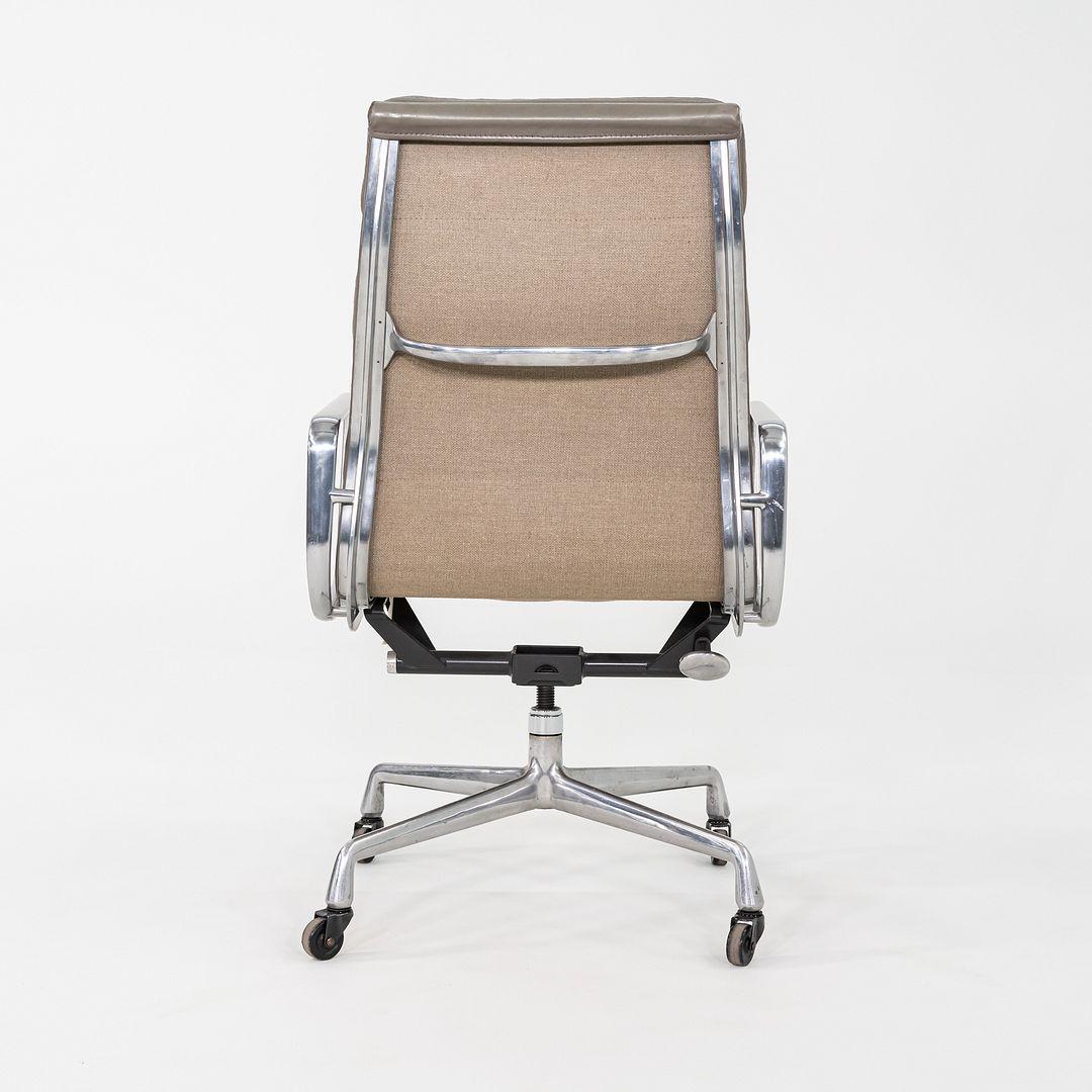 Dies ist ein Eames Aluminum Group Soft Pad Executive Chair, Modell EA420, ursprünglich entworfen von Charles und Ray Eames für Herman Miller im Jahr 1969. Dieses Beispiel stammt aus dem Jahr 1973. Das Design verfügt über einen Aluminiumgussrahmen