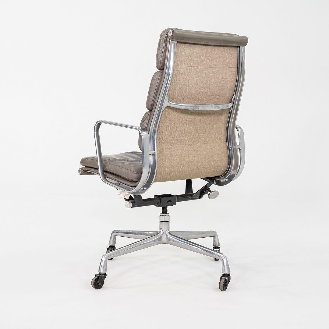 1973 Herman Miller Eames Executive Soft Pad-Schreibtischstuhl aus grauem Leder (Moderne) im Angebot