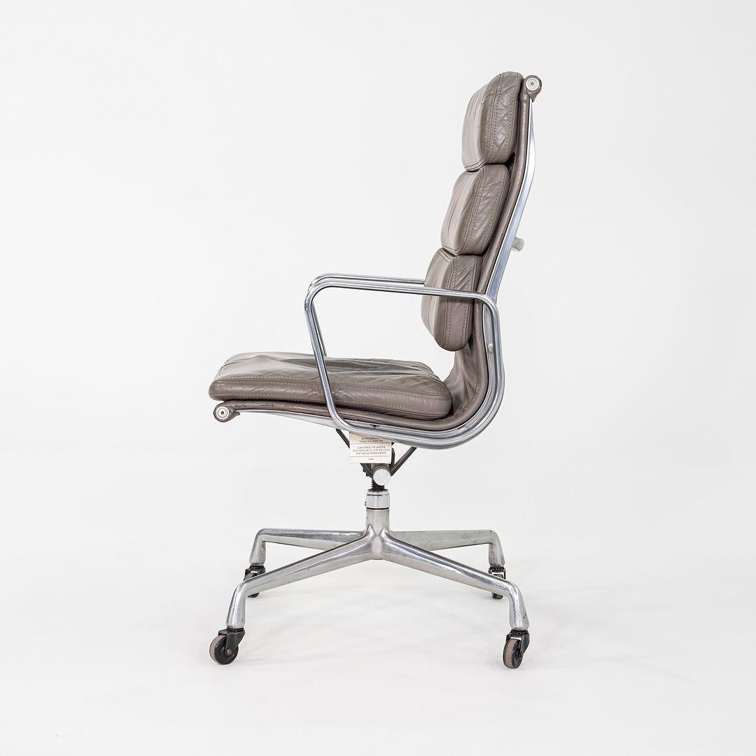 1973 Herman Miller Eames Executive Soft Pad-Schreibtischstuhl aus grauem Leder (amerikanisch) im Angebot
