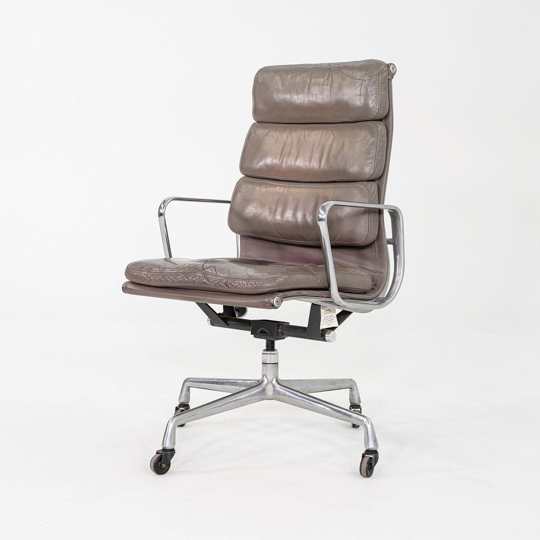 1973 Herman Miller Eames Executive Soft Pad-Schreibtischstuhl aus grauem Leder im Zustand „Gut“ im Angebot in Philadelphia, PA