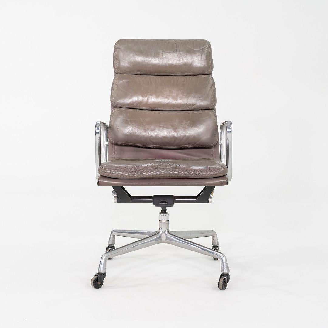 1973 Herman Miller Eames Executive Soft Pad-Schreibtischstuhl aus grauem Leder (Ende des 20. Jahrhunderts) im Angebot