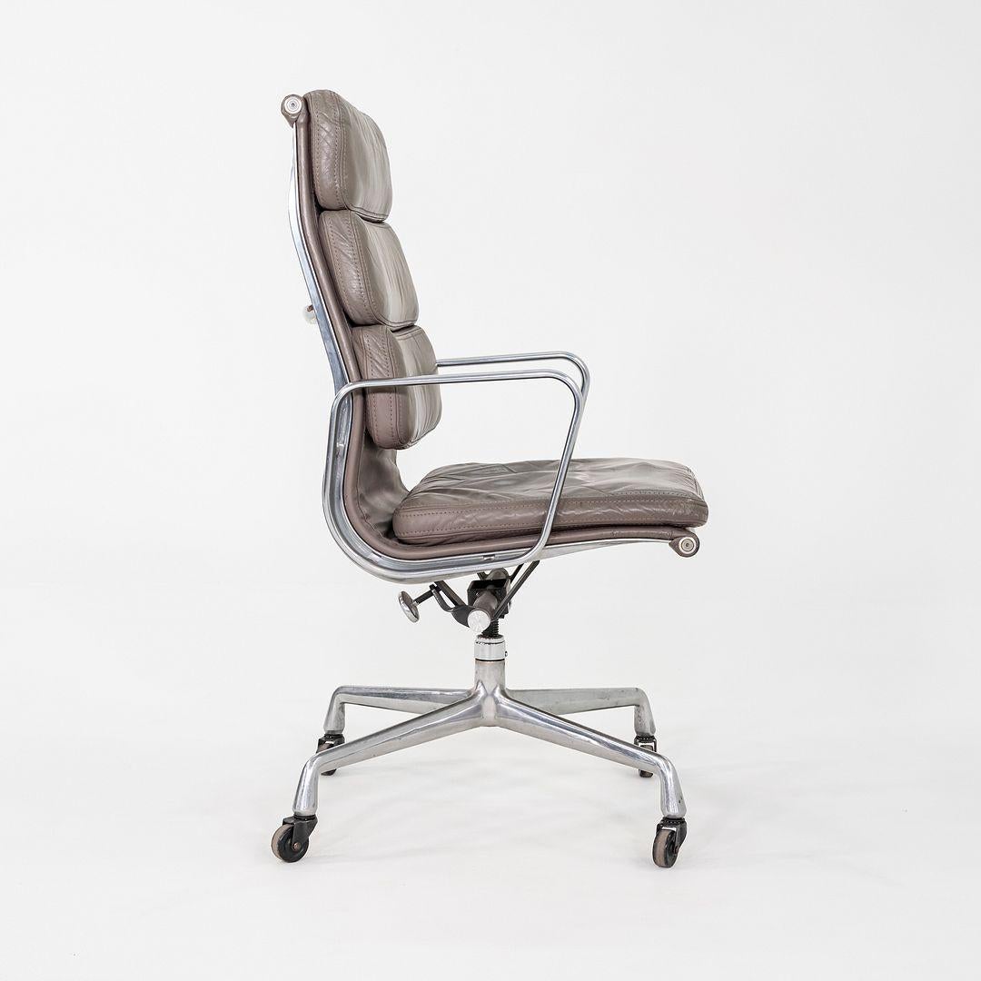 1973 Herman Miller Eames Executive Soft Pad-Schreibtischstuhl aus grauem Leder im Angebot 2