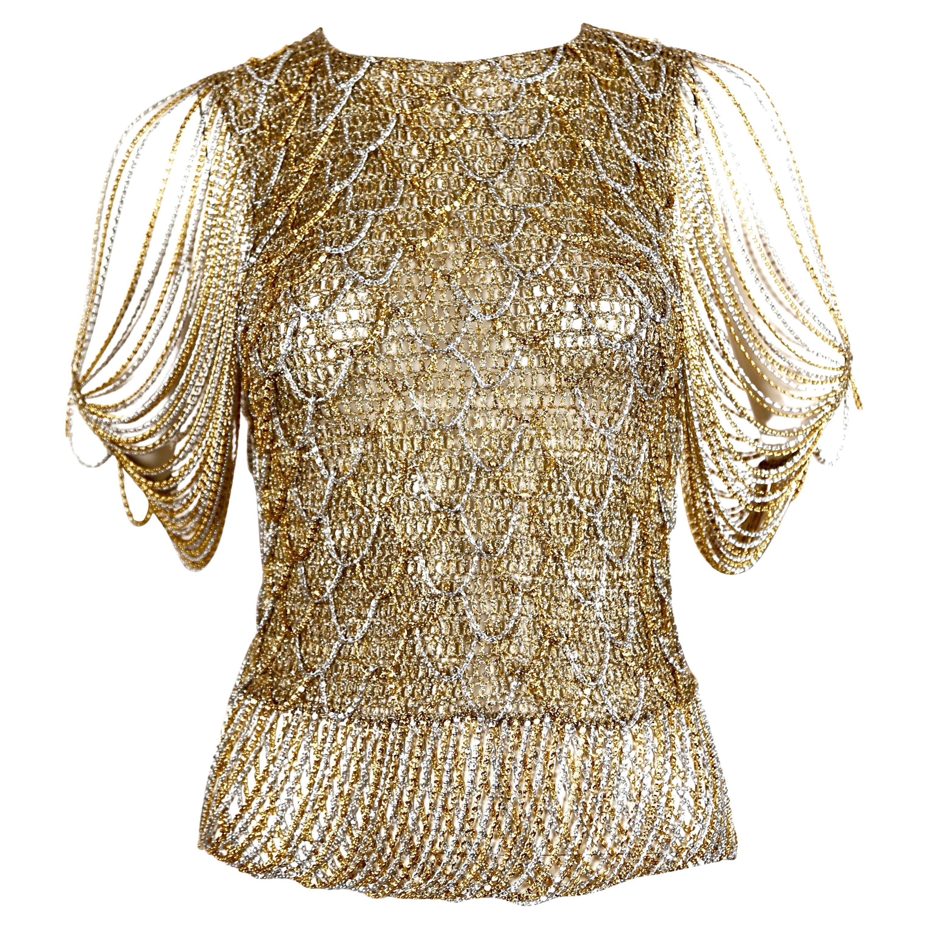 Geflochtener Pullover aus Gold- und Silbermetallic, verflochten mit einer Kette von Loris Azzaro aus dem Jahr 1973. Exakter Stil des Pullovers, wie er auf dem Helmut Newton Foto zu sehen ist. Passt in Größe XS oder S. Ungefähre Maße (ungedehnt): 26