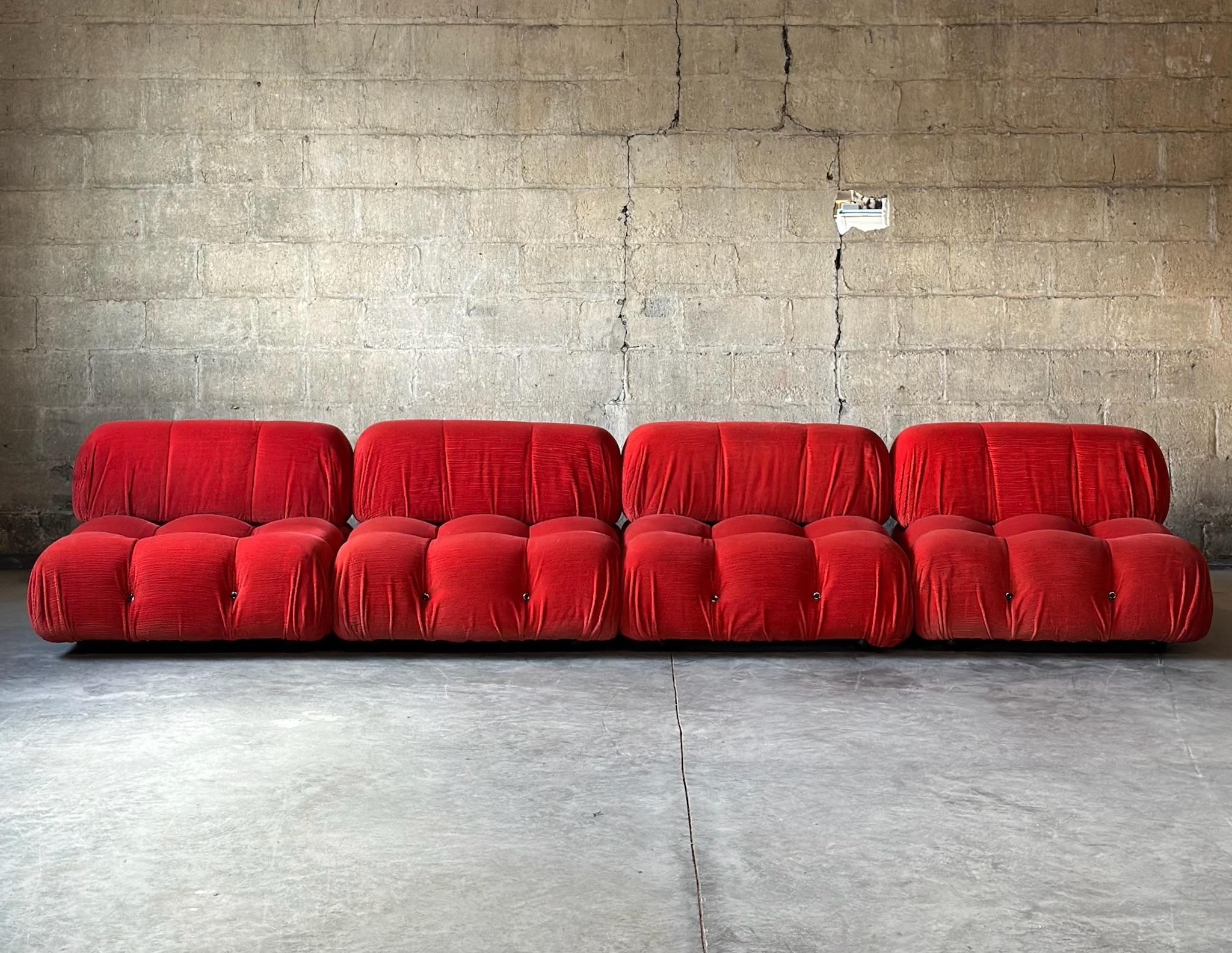 Verdaderamente una pieza de coleccionista. Una rara y hermosa coloración rojo amapola del Sofá Camaleonda de los años 70, de Mario Bellini para B&B Italia. De naturaleza modular, recibe su nombre de dos palabras: camaleón y 
