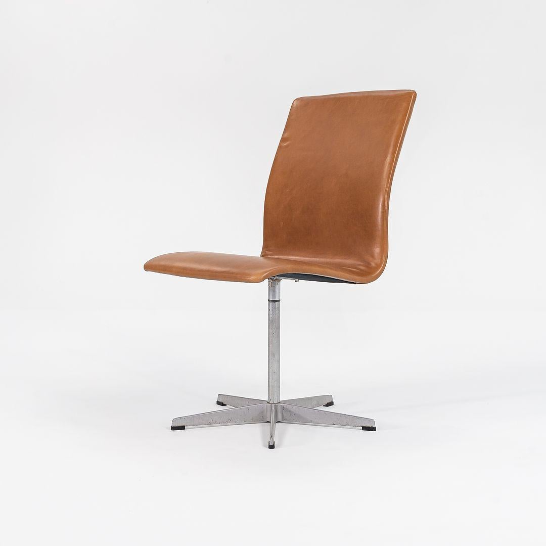 1973 Coppia di sedie basse Oxford di Arne Jacobsen in pelle caramellata imbottita in vendita 3
