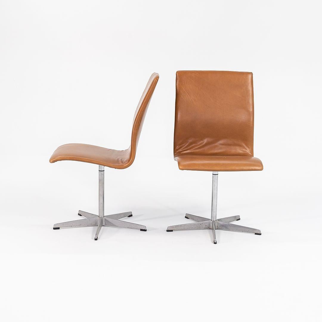 1973 Coppia di sedie basse Oxford di Arne Jacobsen in pelle caramellata imbottita in vendita 4