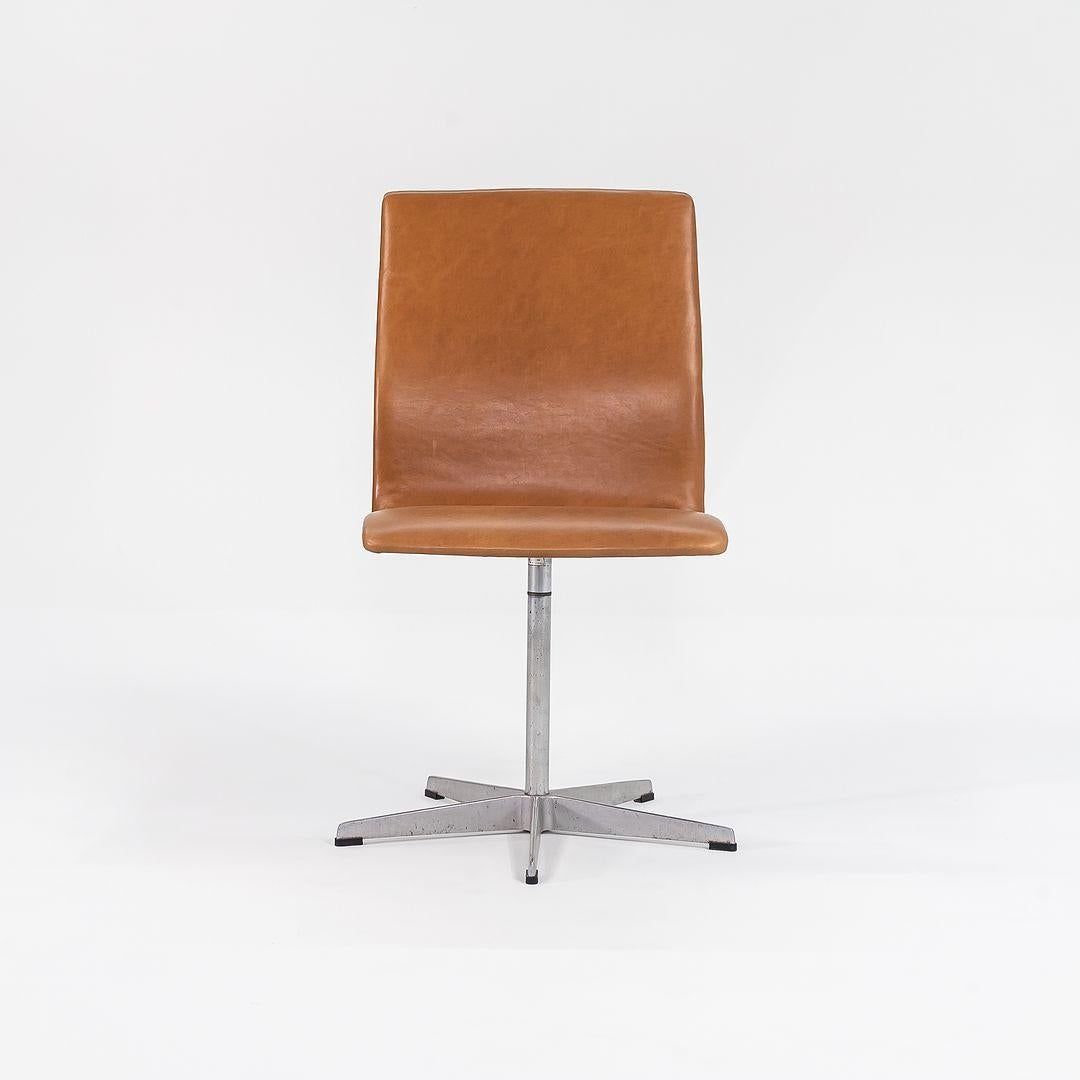 1973 Coppia di sedie basse Oxford di Arne Jacobsen in pelle caramellata imbottita in vendita 5