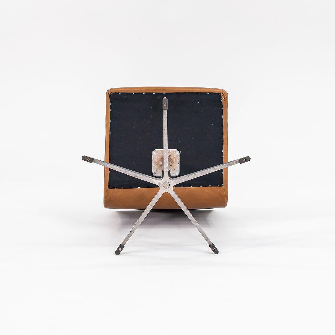Si tratta di una coppia di sedie da scrivania o da pranzo basse senza braccioli Oxford, modello 3171T, disegnate originariamente da Arne Jacobsen per Fritz Hansen nel 1965. Questi esemplari sono stati prodotti in Danimarca nel 1974 e il prezzo