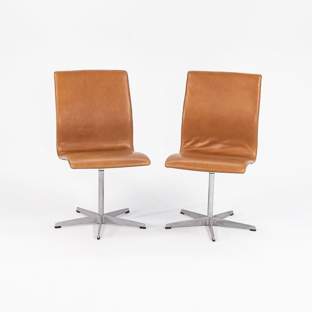 Moderno 1973 Coppia di sedie basse Oxford di Arne Jacobsen in pelle caramellata imbottita in vendita