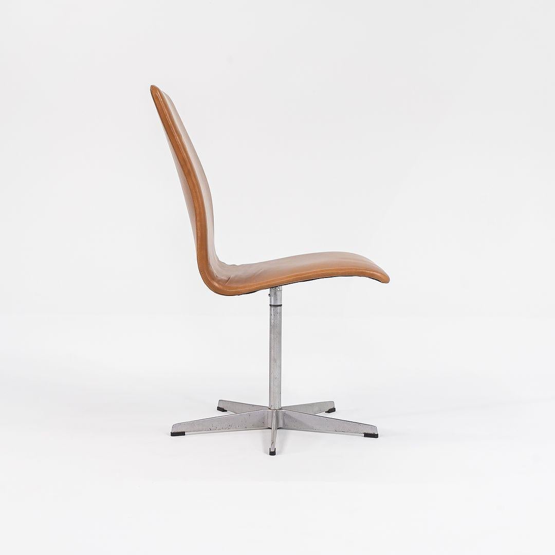 1973 Coppia di sedie basse Oxford di Arne Jacobsen in pelle caramellata imbottita In condizioni buone in vendita a Philadelphia, PA