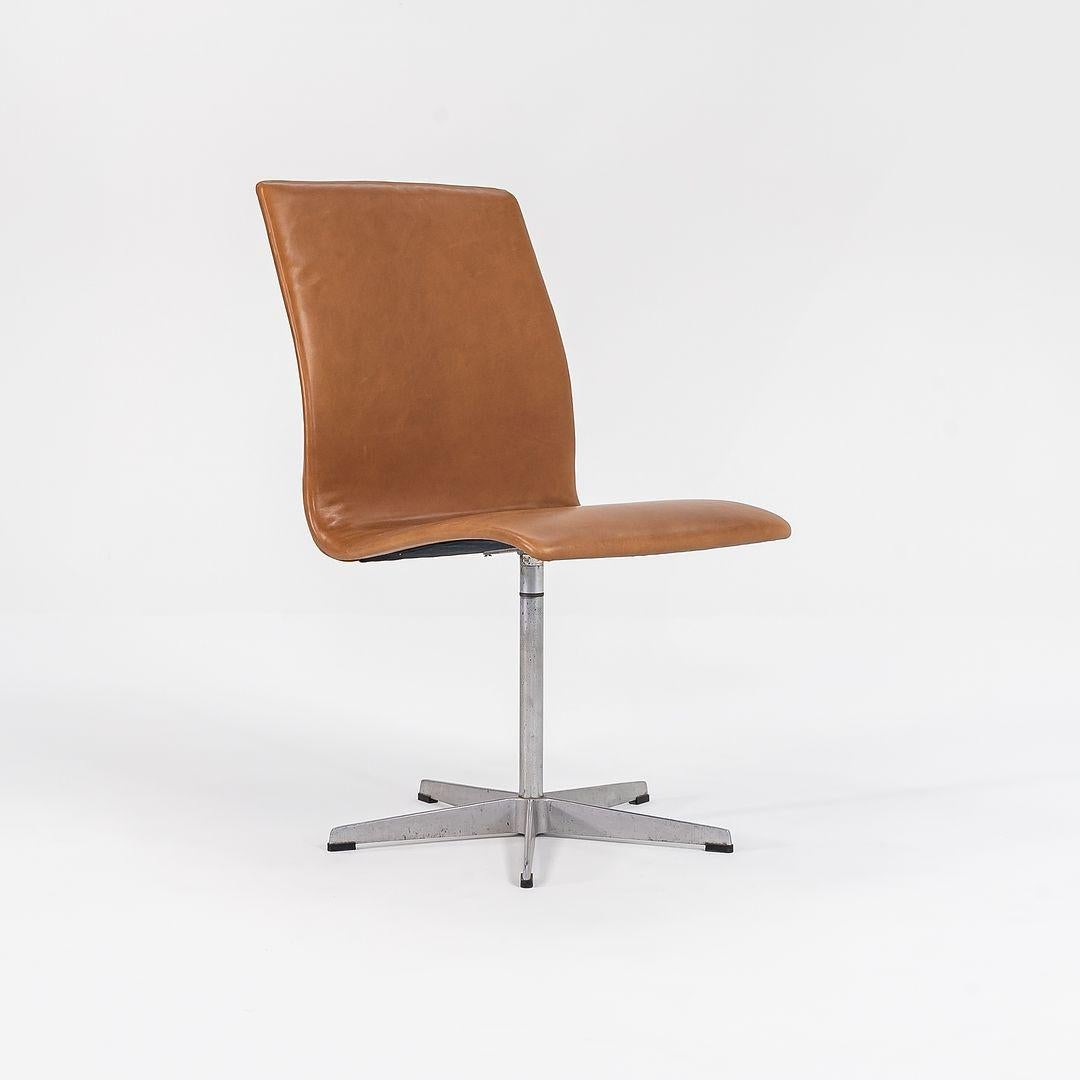 Fine XX secolo 1973 Coppia di sedie basse Oxford di Arne Jacobsen in pelle caramellata imbottita in vendita