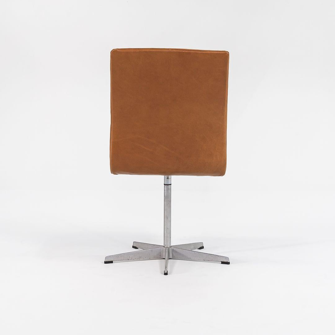 Alluminio 1973 Coppia di sedie basse Oxford di Arne Jacobsen in pelle caramellata imbottita in vendita