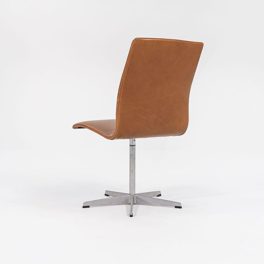 1973 Coppia di sedie basse Oxford di Arne Jacobsen in pelle caramellata imbottita in vendita 1