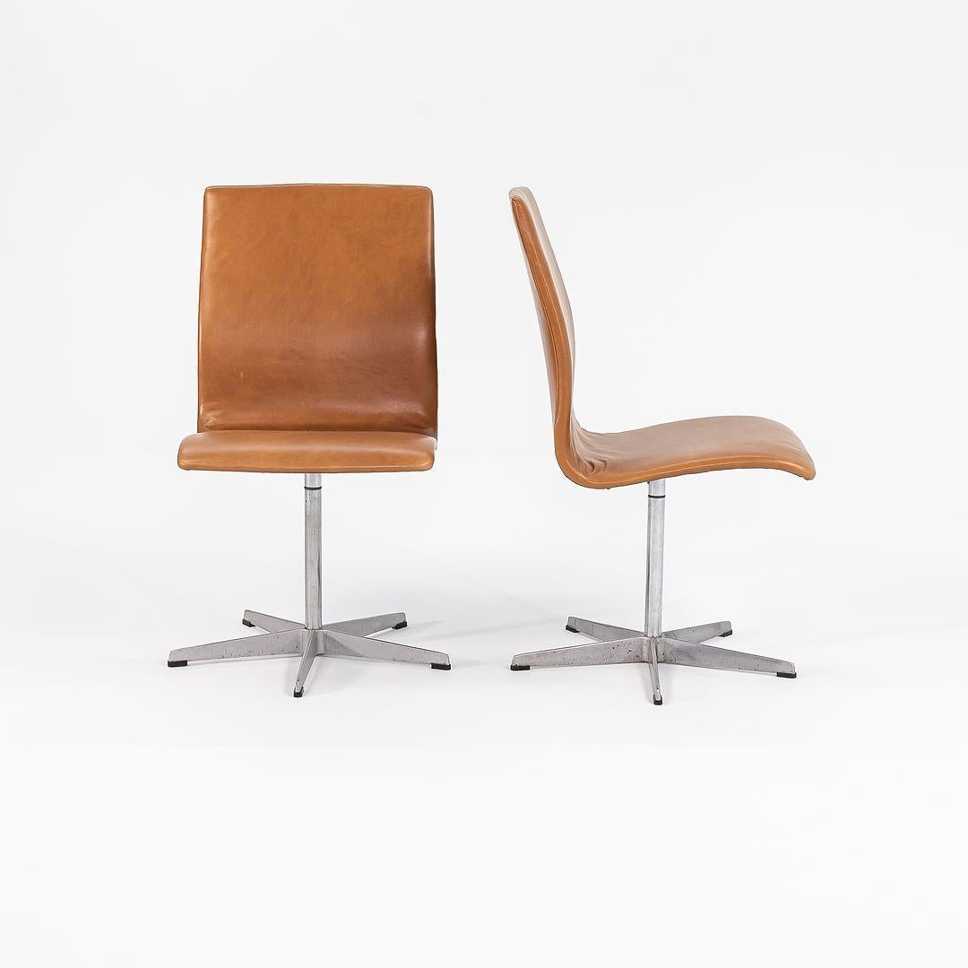 1973 Coppia di sedie basse Oxford di Arne Jacobsen in pelle caramellata imbottita in vendita 2