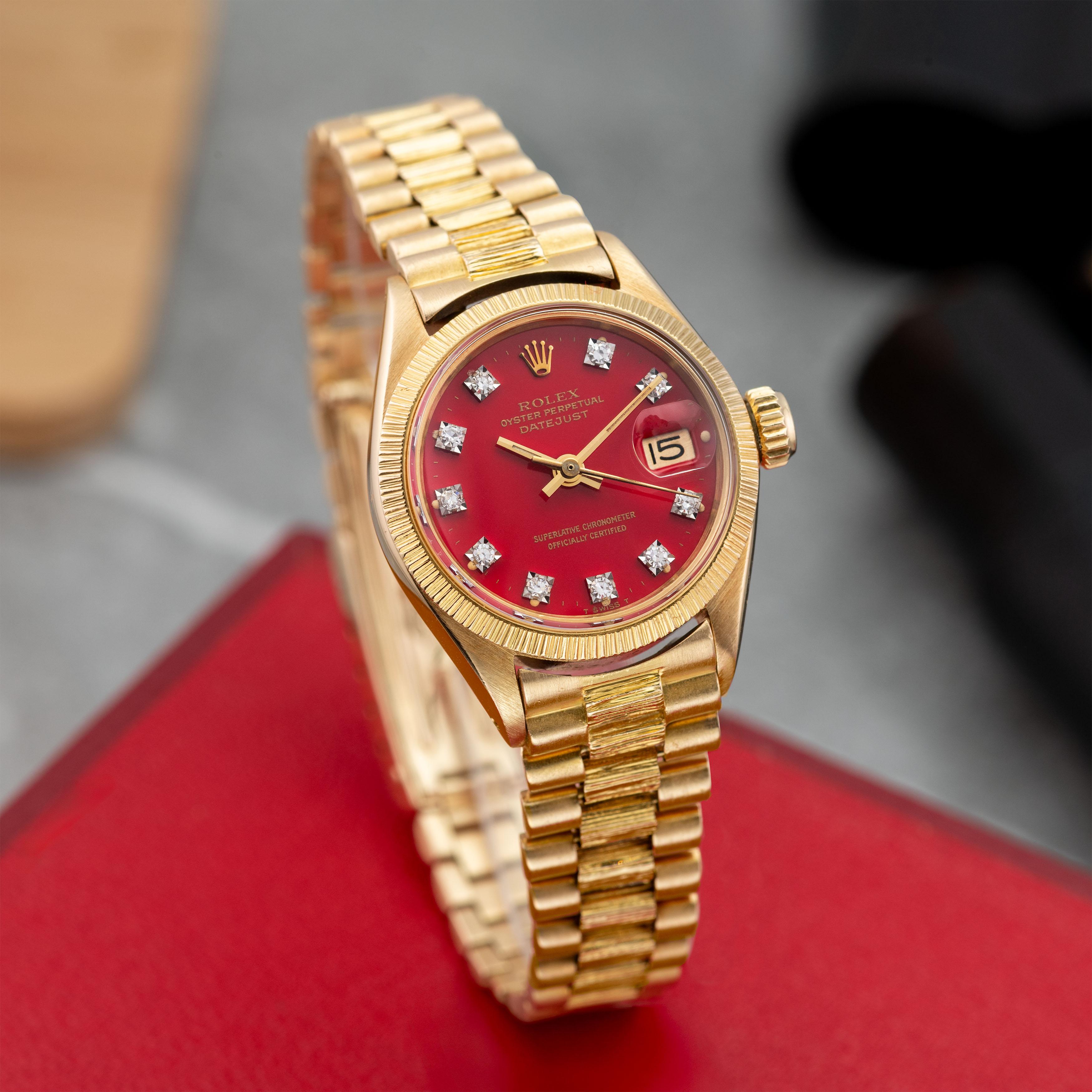 Rosen sind rot, diese Rolex ist es auch

Diese exquisite Rolex Lady Datejust Ref. 6927 aus massivem 18-karätigem Gelbgold ist eine Meisterklasse in kühner Vintage-Eleganz. Dieser in den frühen 1970er Jahren hergestellte Zeitmesser verfügt über das