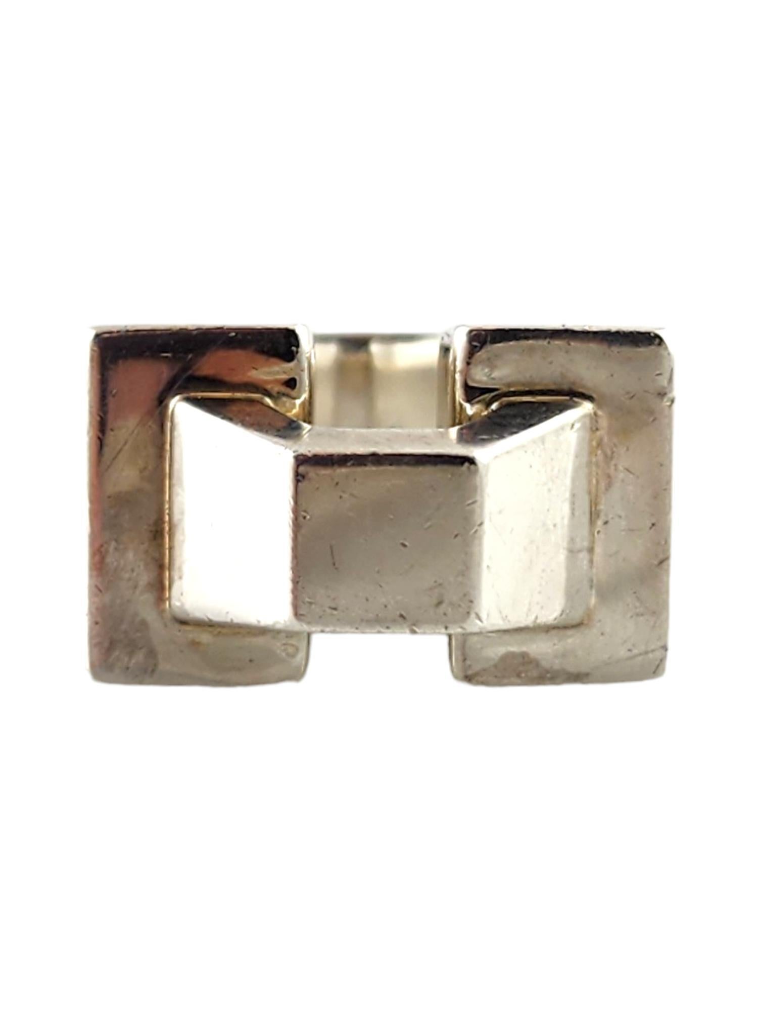 1973 Tiffany & Co Don Berg Sterling Geometric Architectural Ring Size 8.5

This beautiful geometric style ring was meticulously crafted from sterling silver by designer Tiffany & Co!

Ring size: 8 1/2
Shank: 6.54mm
Front: 14.22mm X 23.16mm X