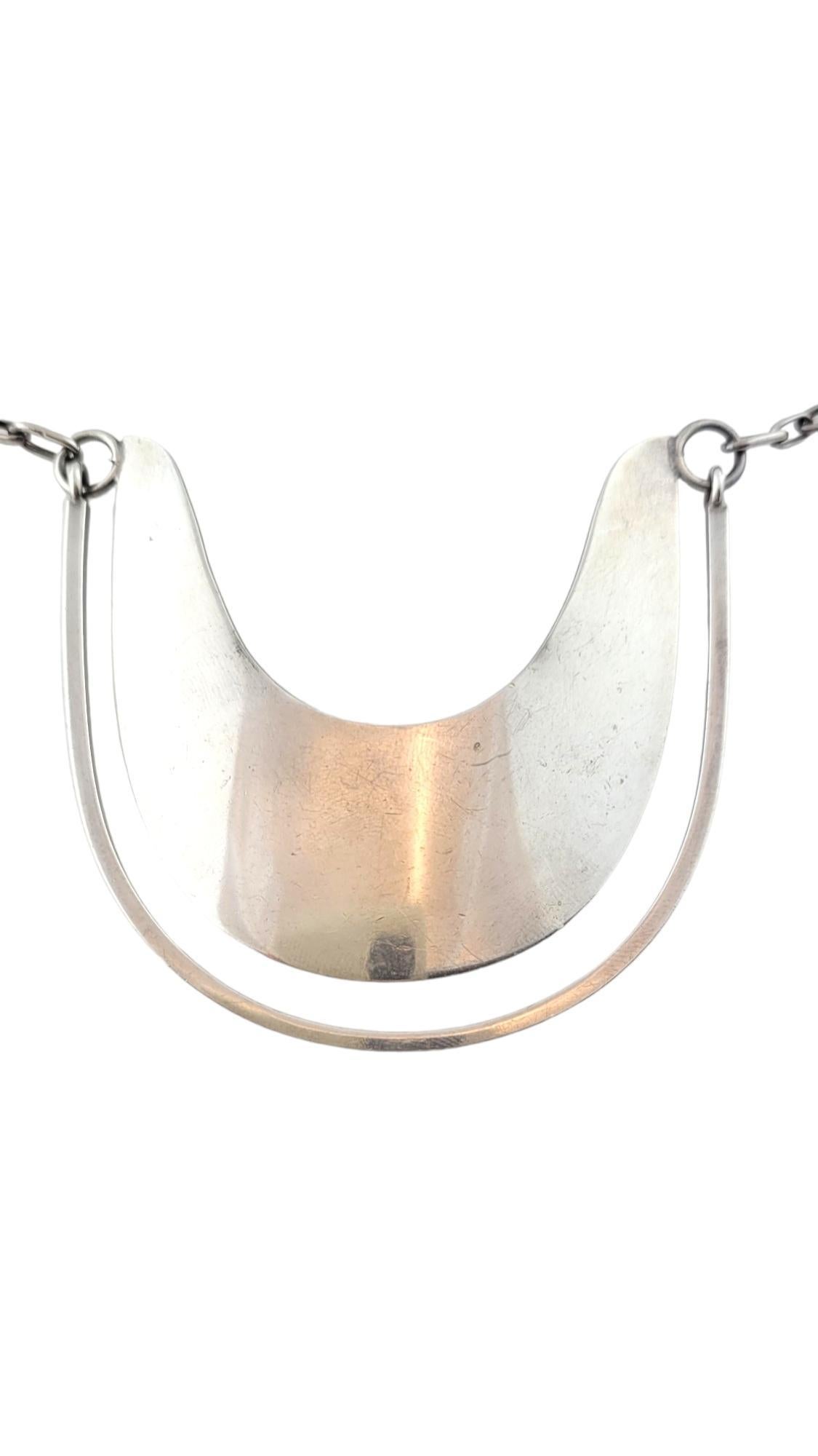 1973 Urpo Kajander Per Kaunis Koro Finlandia Collana modernista in argento sterling

Questa splendida collana modernista è realizzata in argento sterling e abbina una catena sterling a un ciondolo a forma di U oscillante in due pezzi che farà