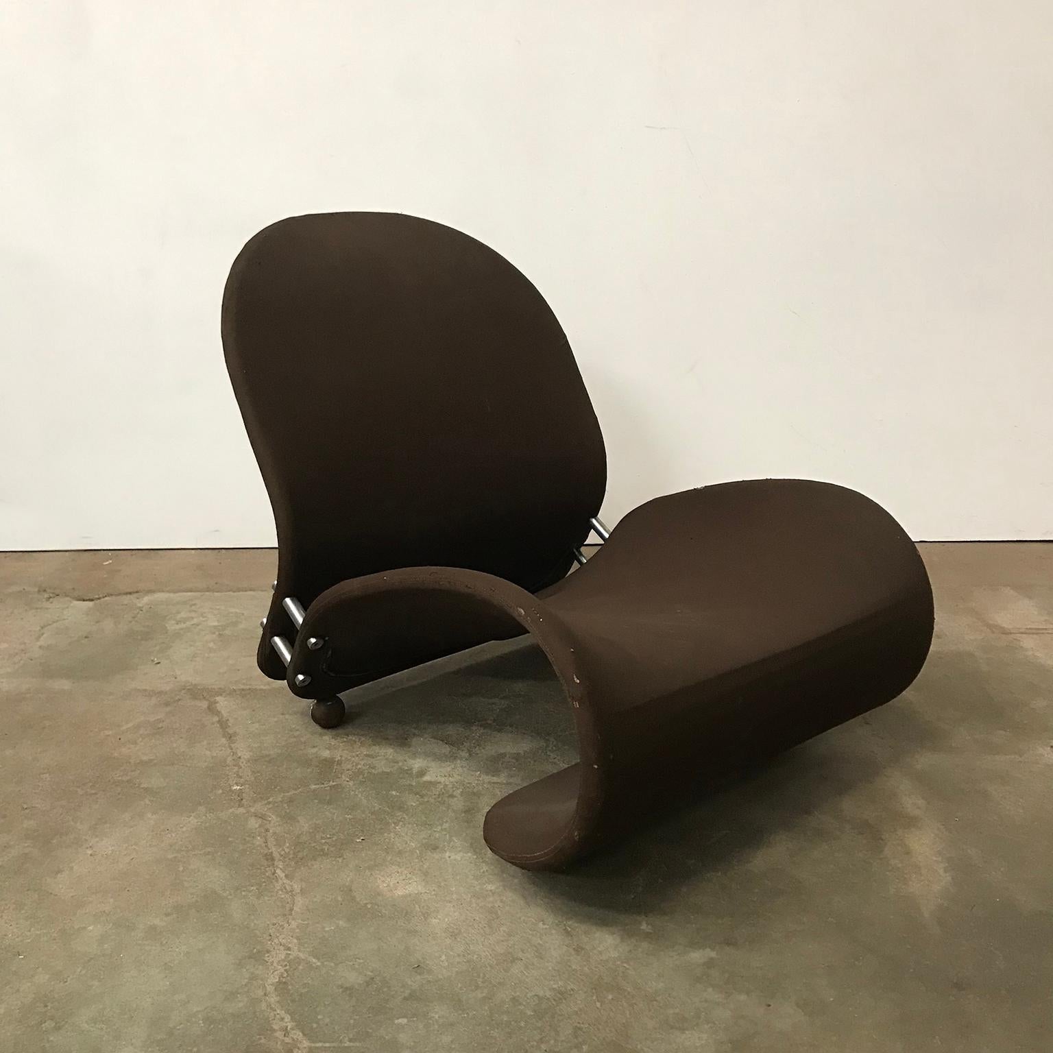 Panton easy chair G in brown. The upholstery is stretched fabric that is supported up front to the bottom. The support shows a bit (see picture #6). The upholstery shows traces of wear like some damage (pictures #9 - #12). Also some stains on the