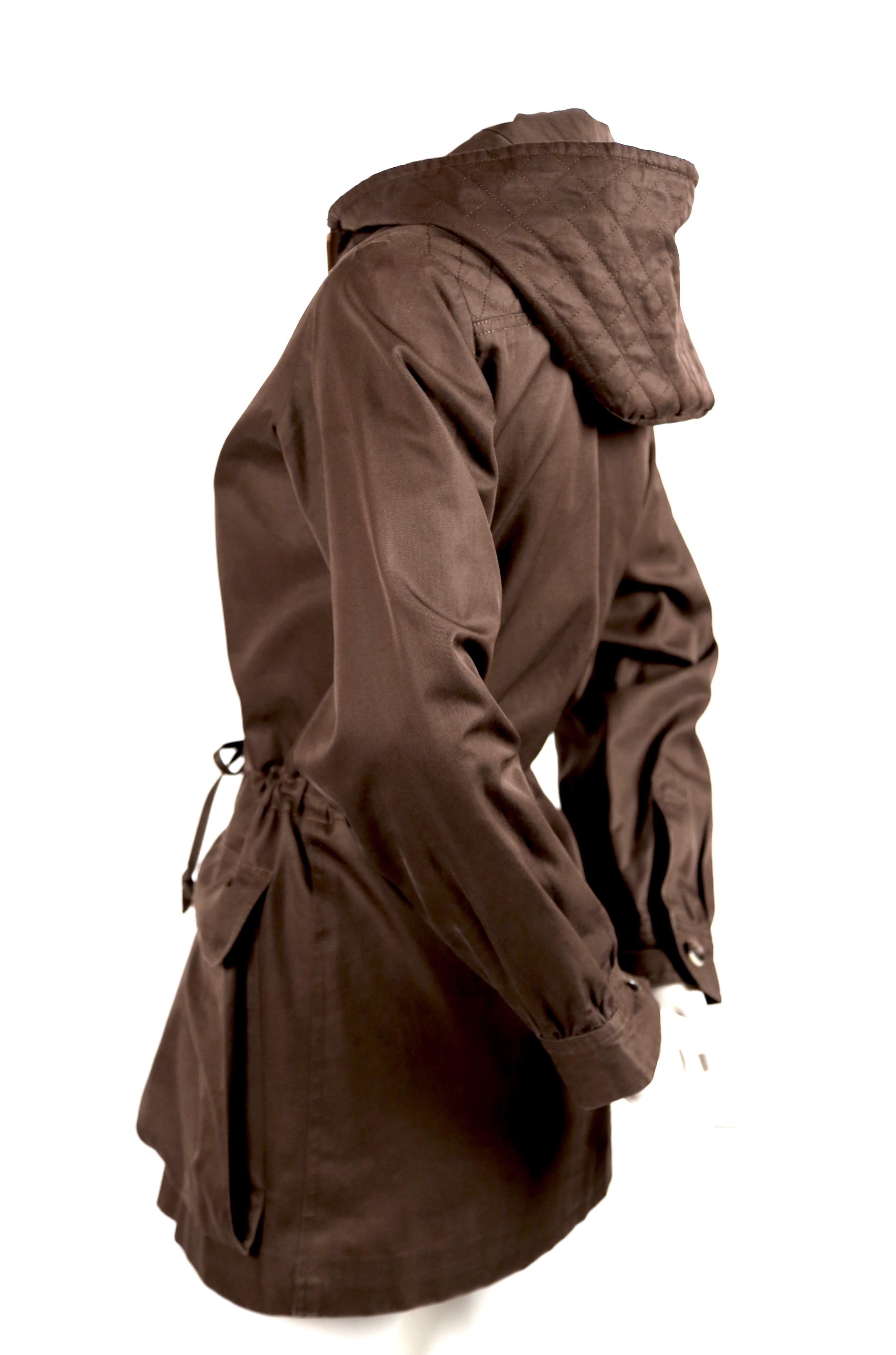 Dokumentierte braune Baumwolljacke mit gesteppter Kapuze, entworfen von Yves Saint Laurent aus dem Jahr 1973.  Es ist keine Größe angegeben, aber diese Jacke passt am besten in Größe 2-6, je nach gewünschter Passform. Ungefähre Maße: Schulter 15