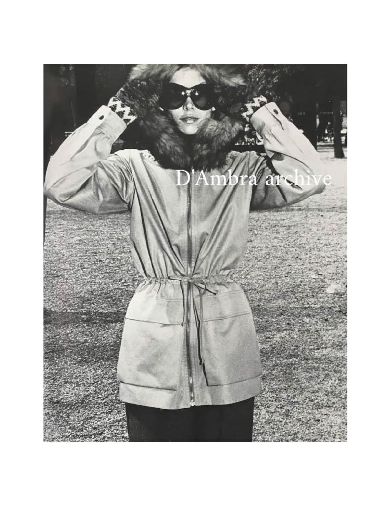 1973 YVES SAINT LAURENT braune Baumwolljacke mit gesteppter Kapuze und Taillenband im Angebot 1