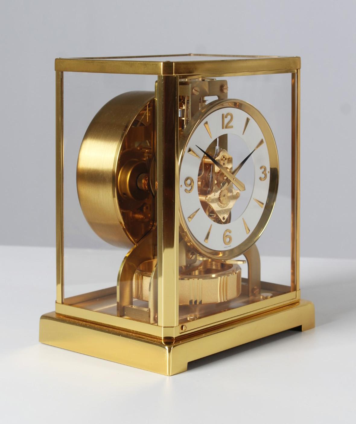 Atmos Classique by Jaeger LeCoultre, built 1974

Switzerland
Brass
Year of manufacture 1974

Dimensions: H x W x D: 22 x 18 x 13,5 cm

Description:
Atmos V caliber 526 in gold plated brass case.
Classic white dial ring with Arabic