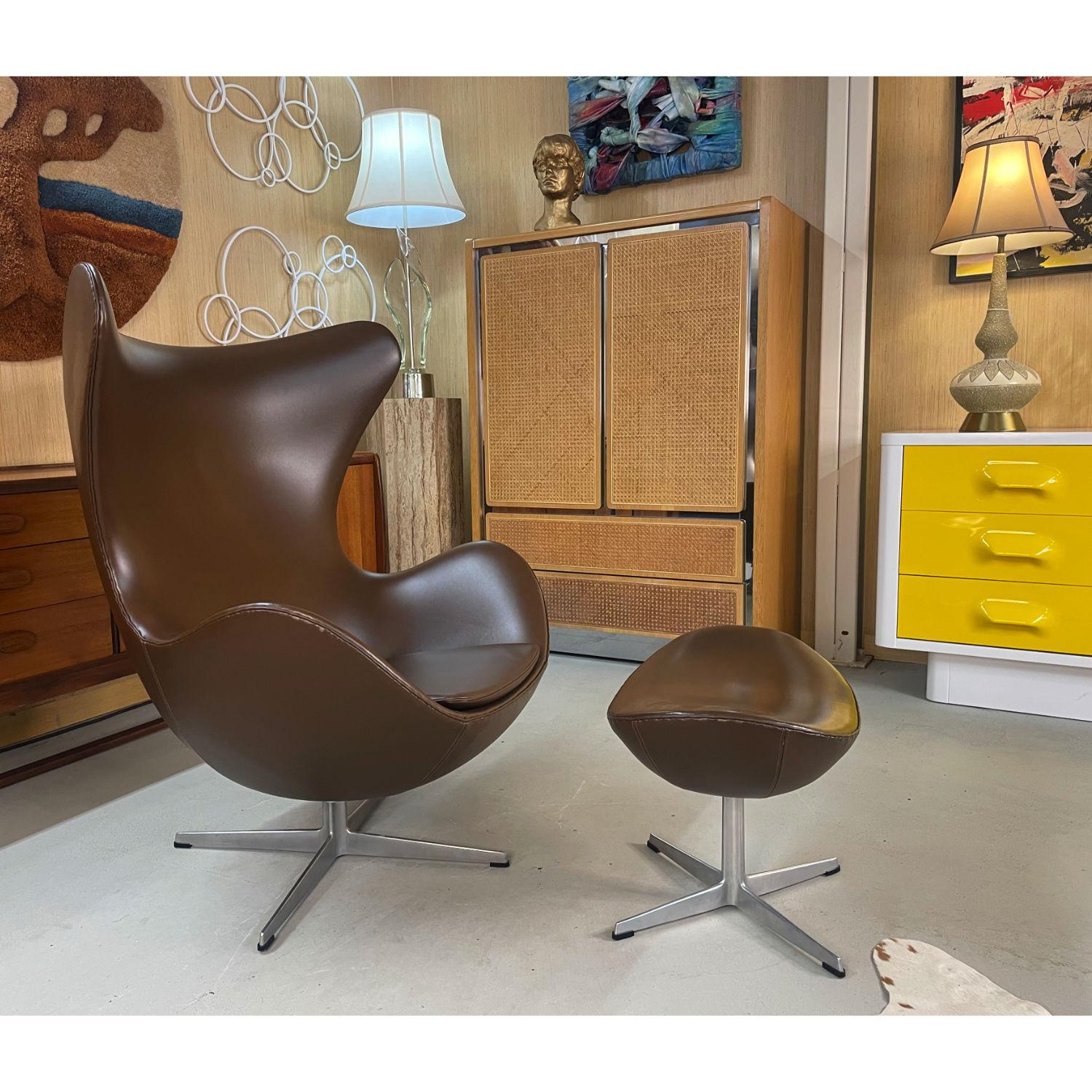 1974 Brown Leather Arne Jacobsen for Fritz Hansen Egg Chair & Ottoman en venta 6