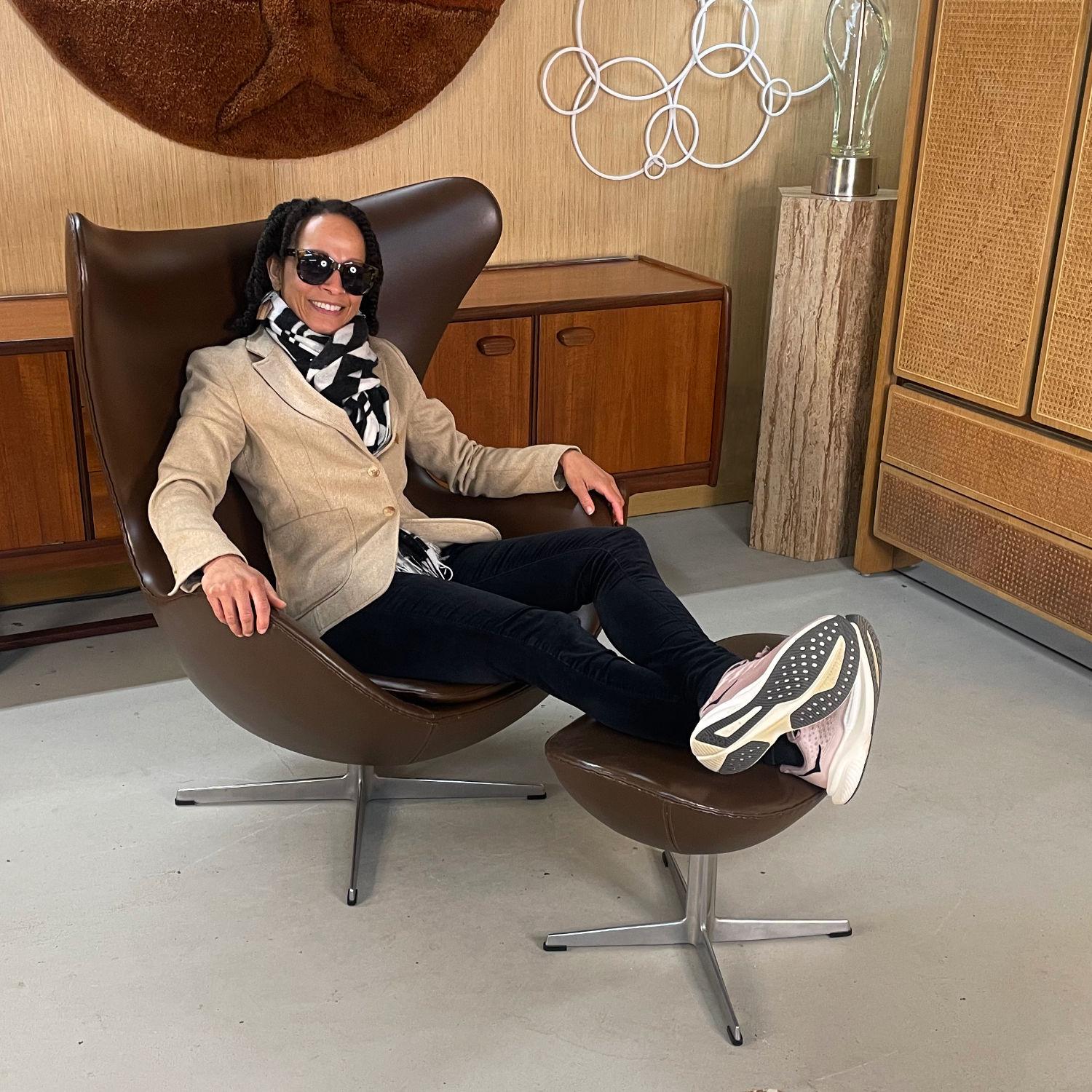 This chocolate colored leather will make you salivate. The color changes depending on the light and angle, but I would describe it as 40% dark chocolate, 40% tobacco and 20% olive. This sinfully decadent amalgam of colors is matched only by the