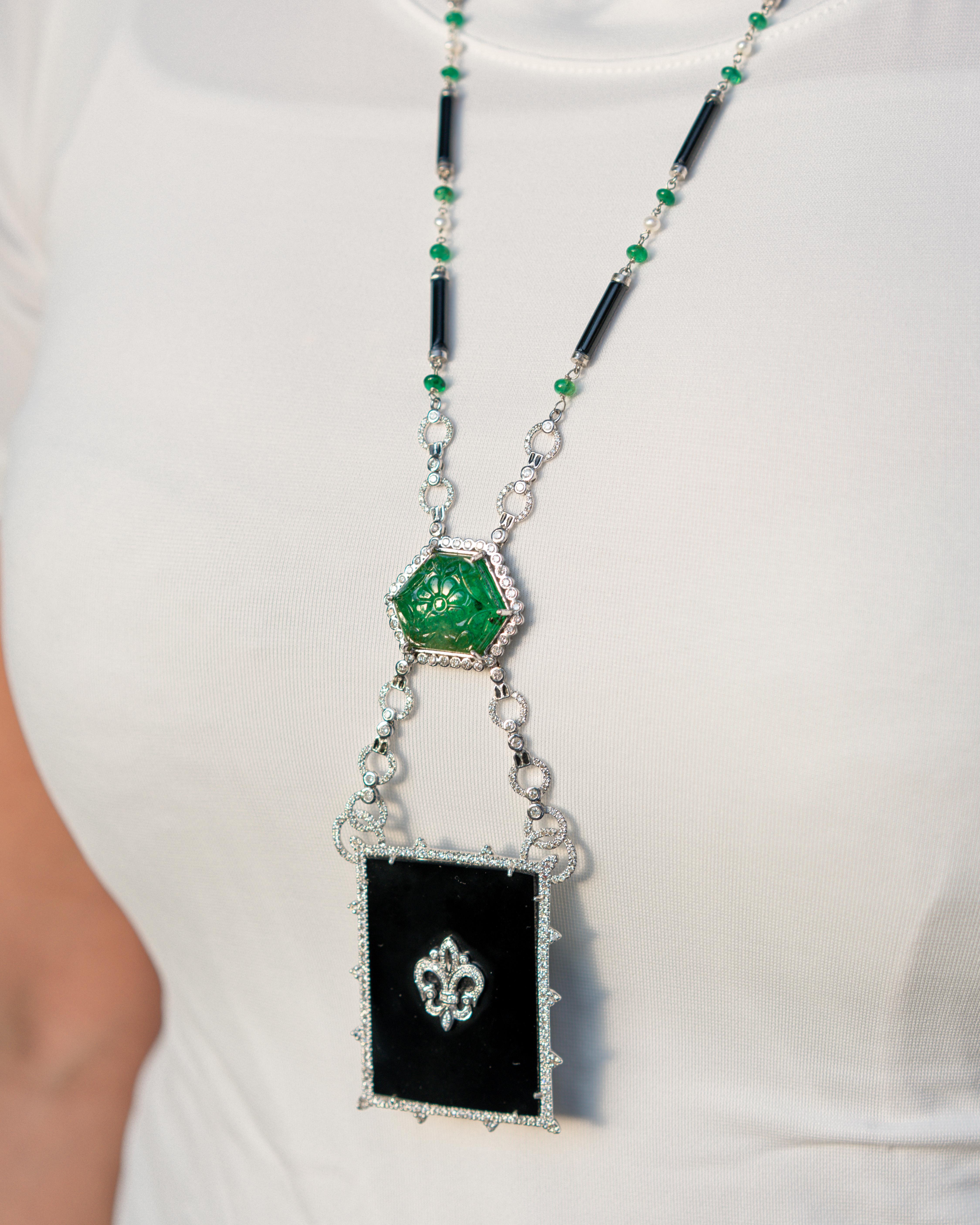 19.74 Carat Emerald and Black Onyx Necklace In New Condition In Bangkok, Thailand