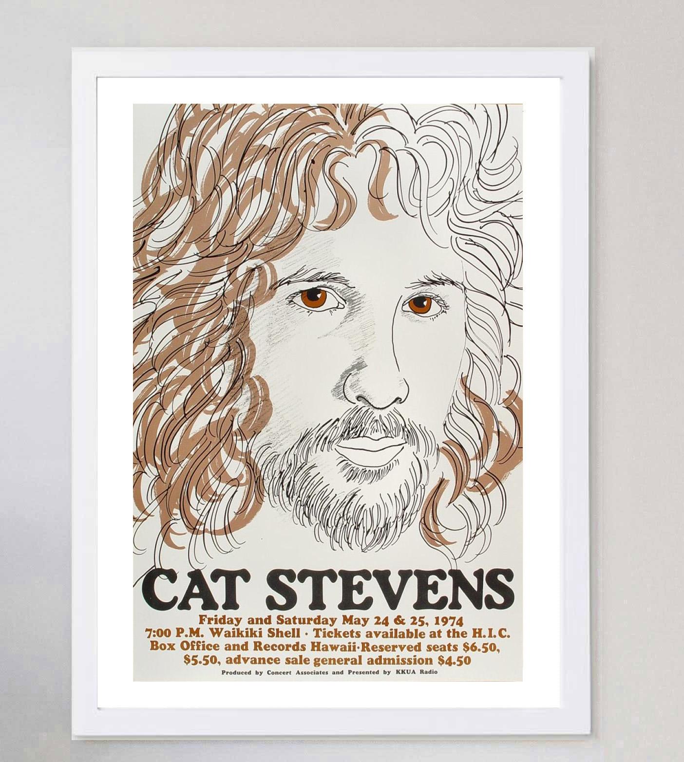 Poster meravigliosamente illustrato per il concerto di Cat Stevens del 1974 al Waikiki Shell di Honolulu, Hawaii. Il popolare artista folk britannico, ora noto come Yusuf, durante il tour ha eseguito canzoni tratte dai suoi album di grande successo
