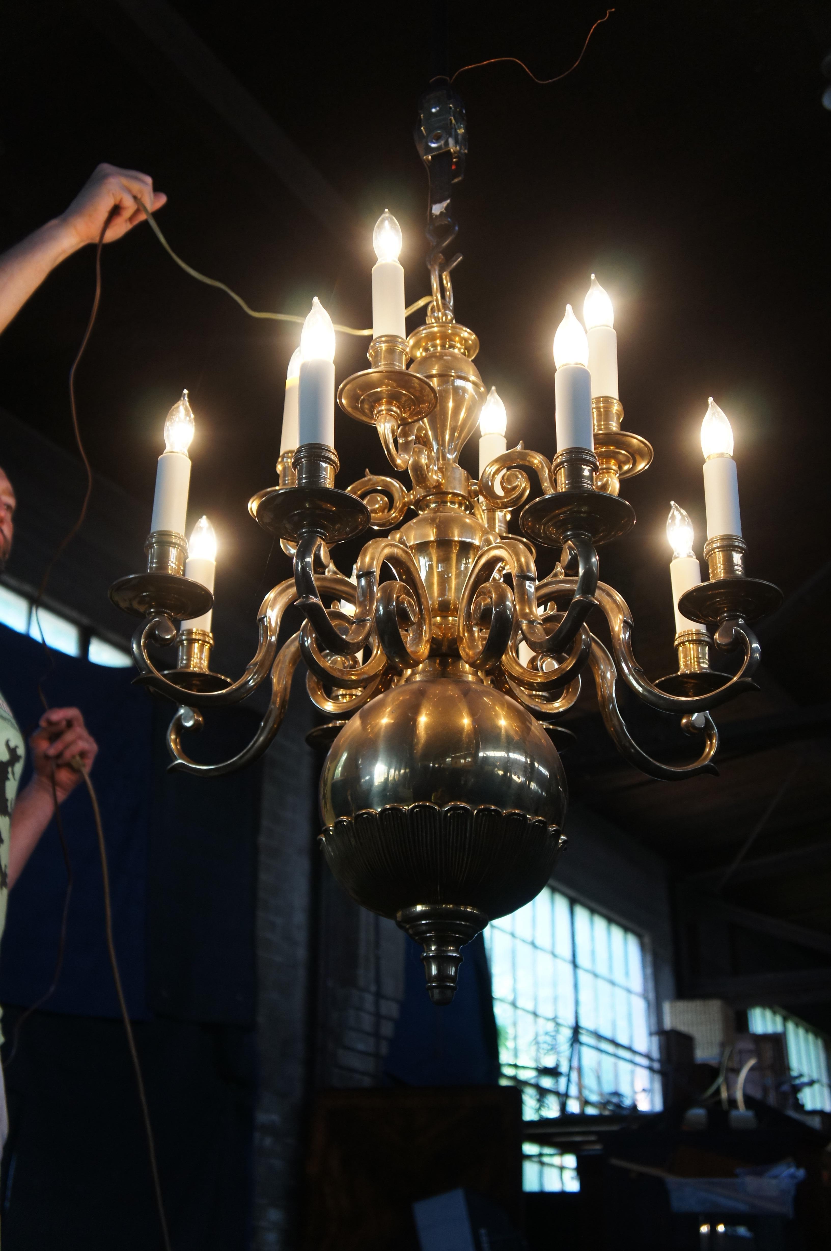 1974 Chapman Georigan Coloni in ottone massiccio, lampadario a 12 bracci con candeliere, 35