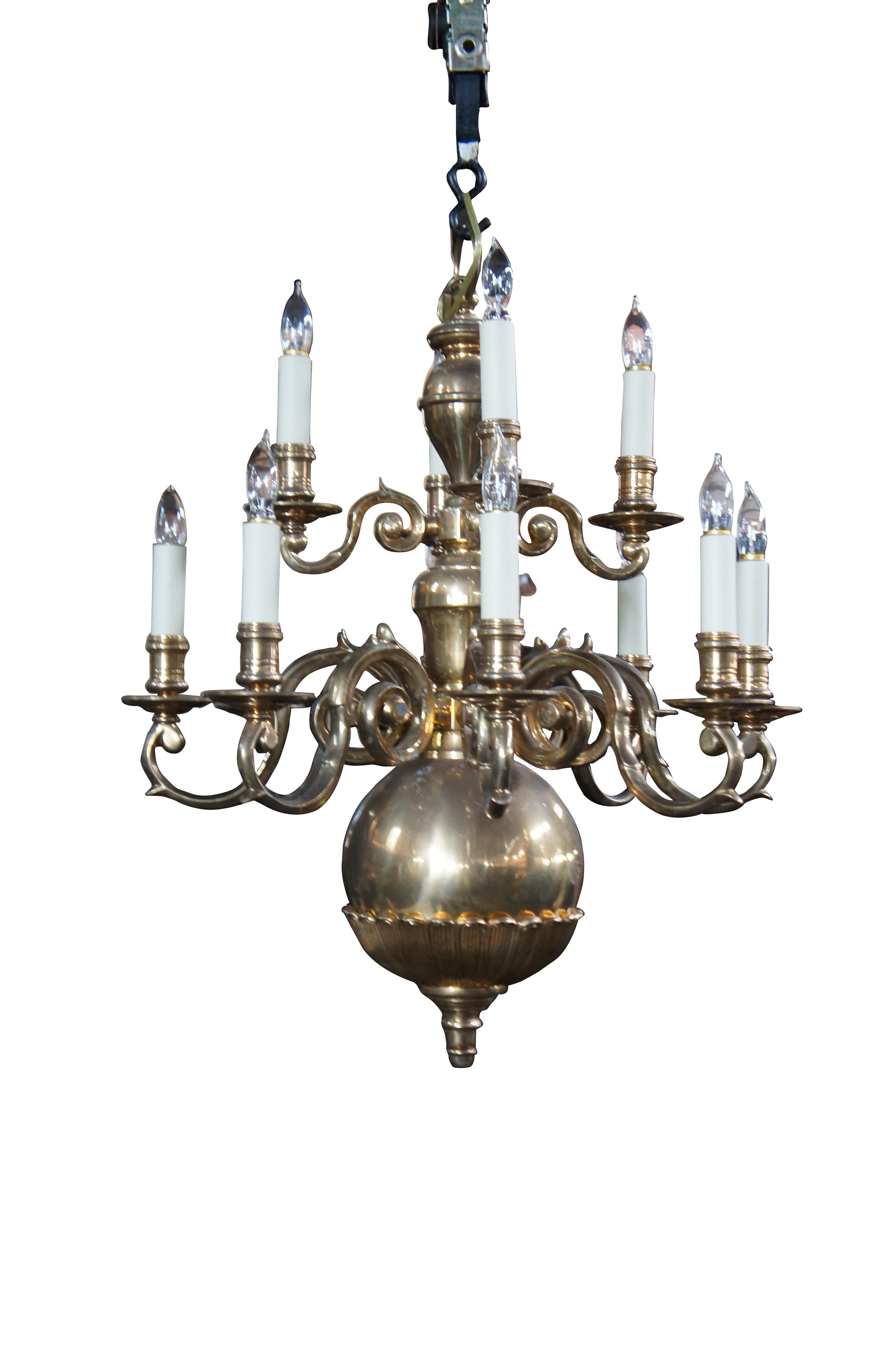 Lampadario vintage Chapman Georgian / Colonial Williamsburg / Dutch style.  Realizzato in ottone massiccio, presenta un doppio design a due livelli con bracci a S che sostengono dodici candelabri.  Circa 1974.  808AE.  

Dimensioni:
35 